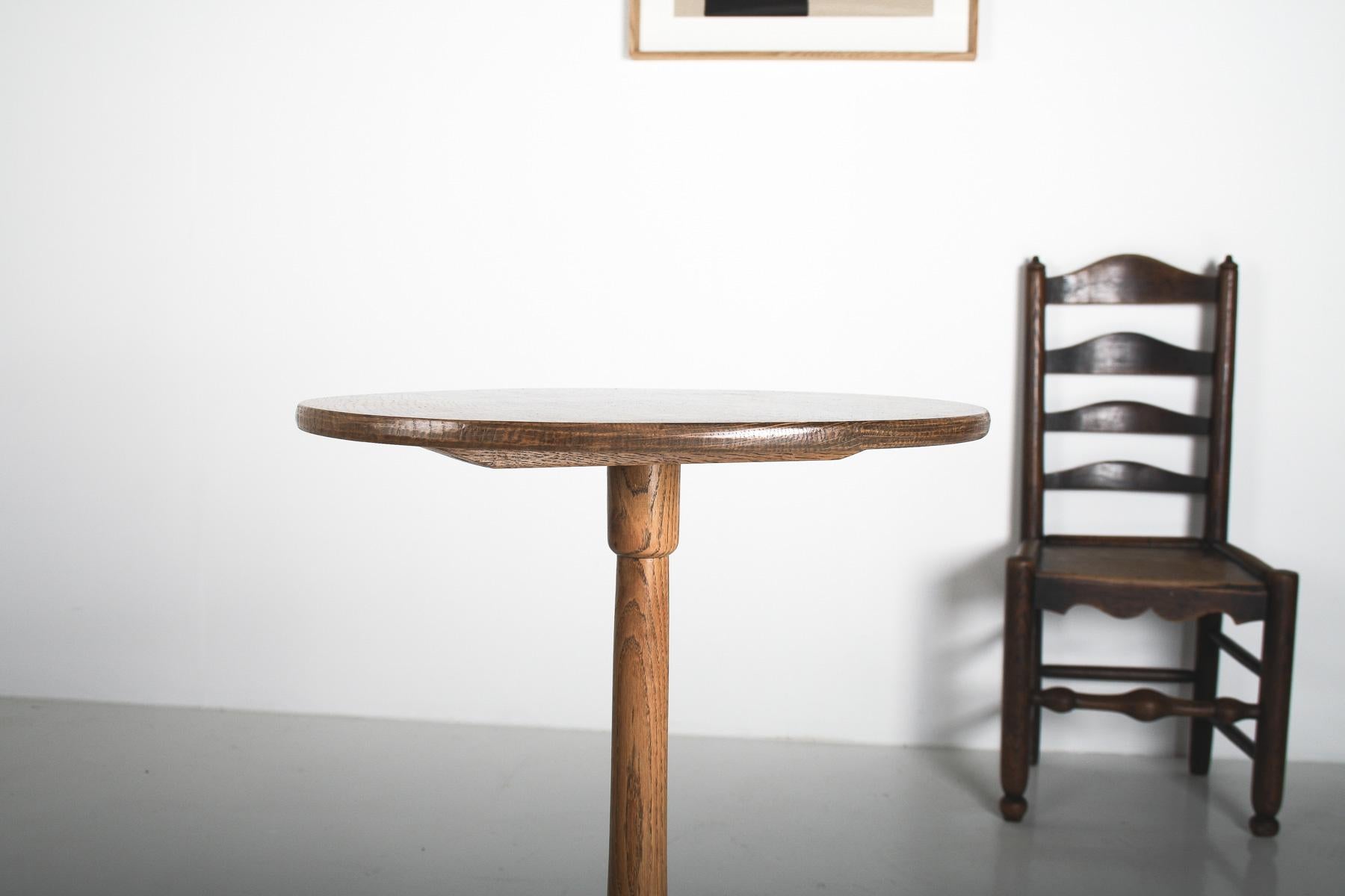 Elegant Mid Century Pedestal Side Table in Light Oak For Sale 8
