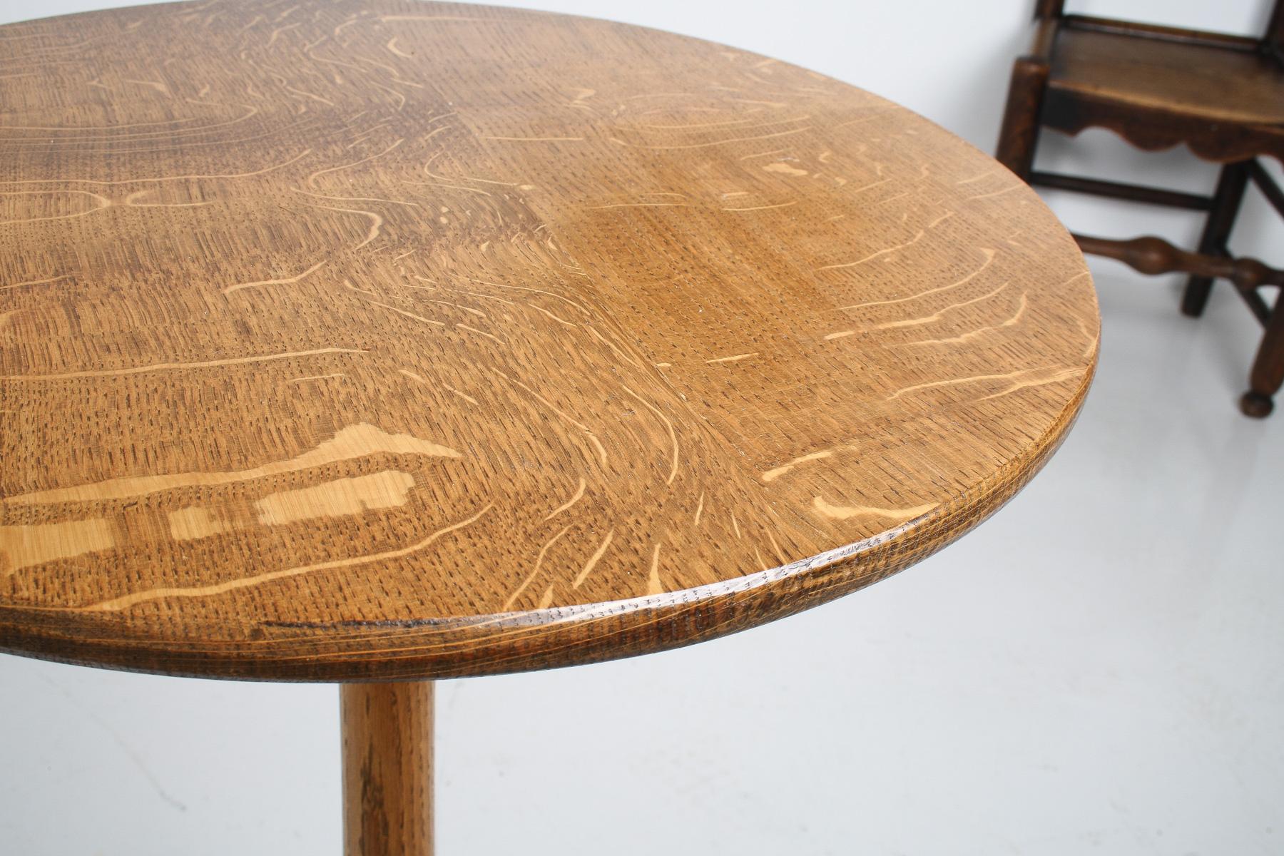 Elegant Mid Century Pedestal Side Table in Light Oak For Sale 10