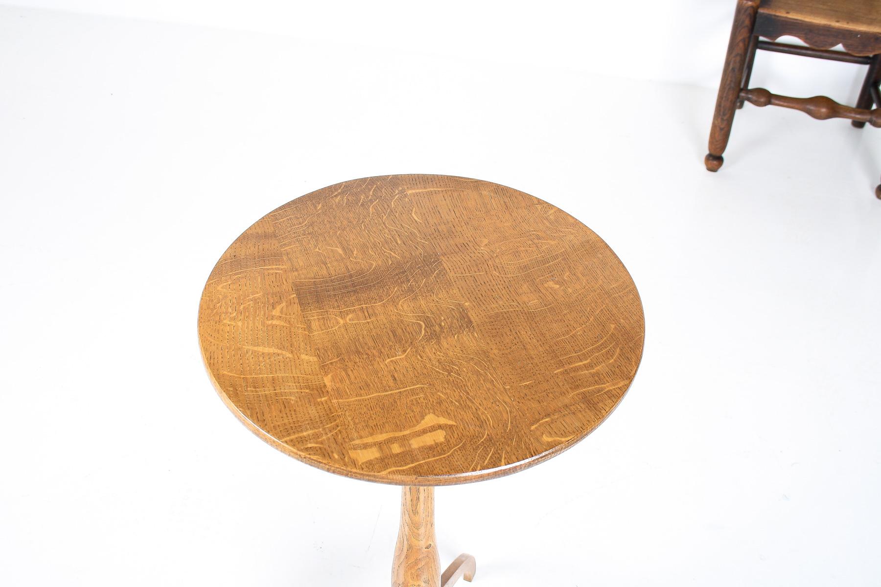 Mid-Century Modern Elegant Mid Century Pedestal Side Table in Light Oak For Sale