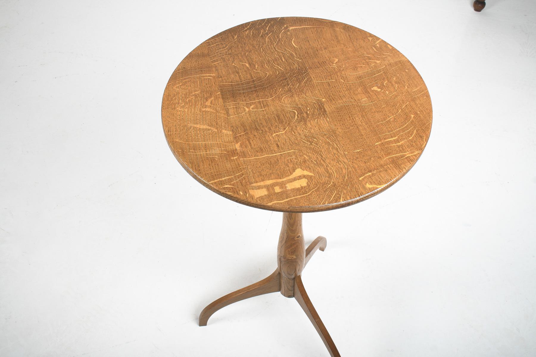 Elegant Mid Century Pedestal Side Table in Light Oak In Good Condition For Sale In Llanbrynmair, GB