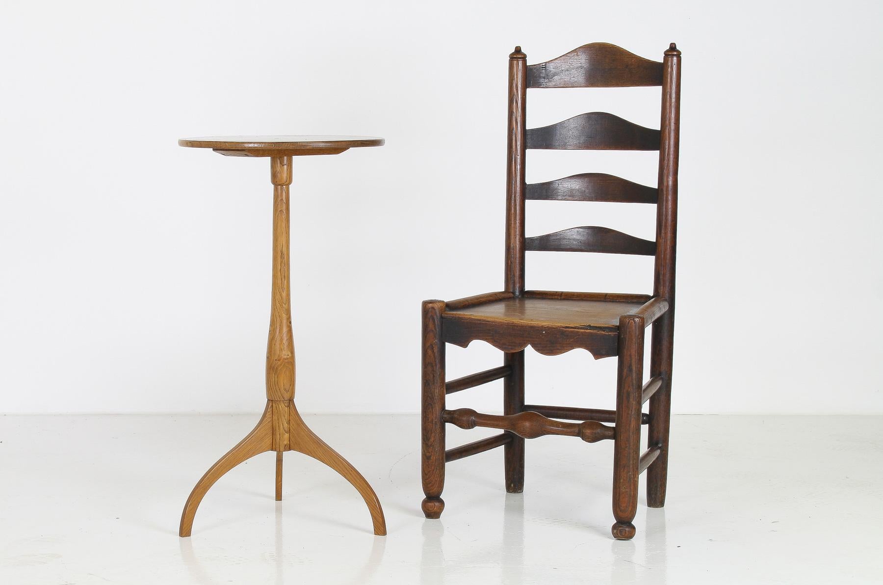 Elegant Mid Century Pedestal Side Table in Light Oak For Sale 2