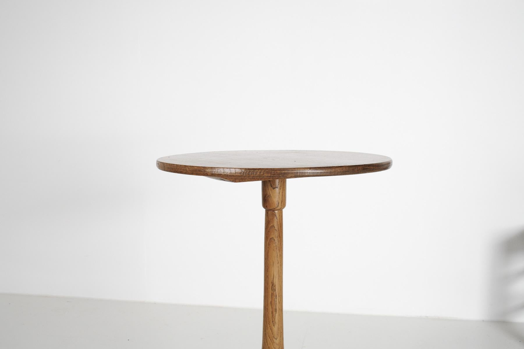 Elegant Mid Century Pedestal Side Table in Light Oak For Sale 3
