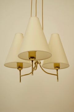 Elegante lampe pendante en laiton avec trois abat-jours datant des années 50