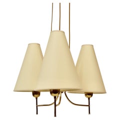 Elegante lampe pendante en laiton avec trois abat-jours datant des années 50
