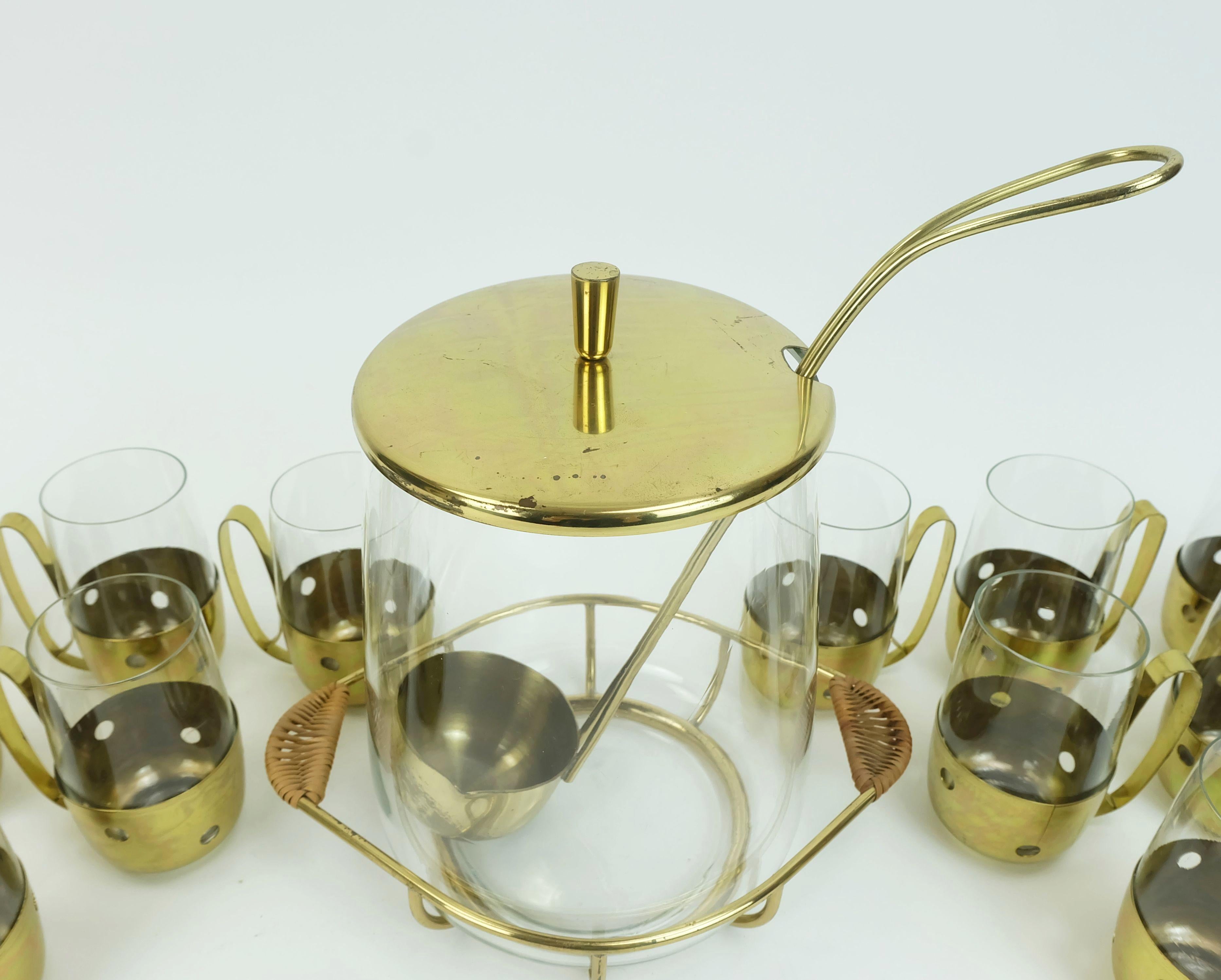 Mid-Century Modern Elegance mid century PUNCH bowl set with 12 glasses and centerpiece 1950s en vente
