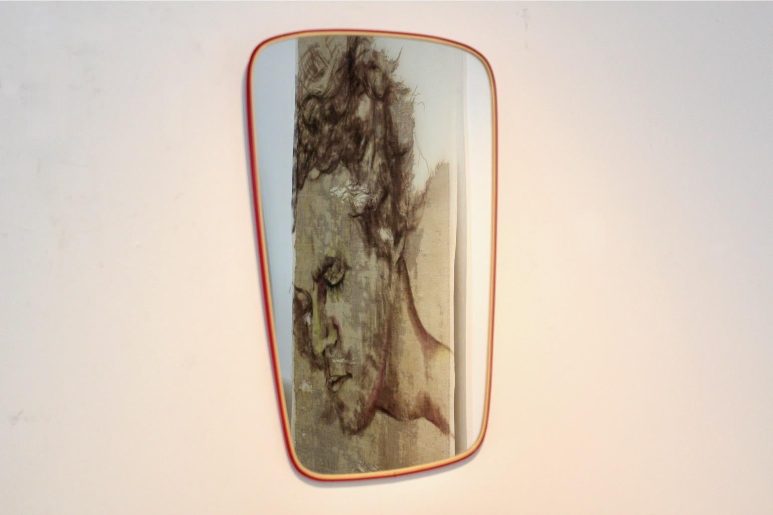 Magnifique miroir à cadre rouge fabriqué en France. Très élégant avec une belle et unique doublure rouge autour du verre et en très bon état.

