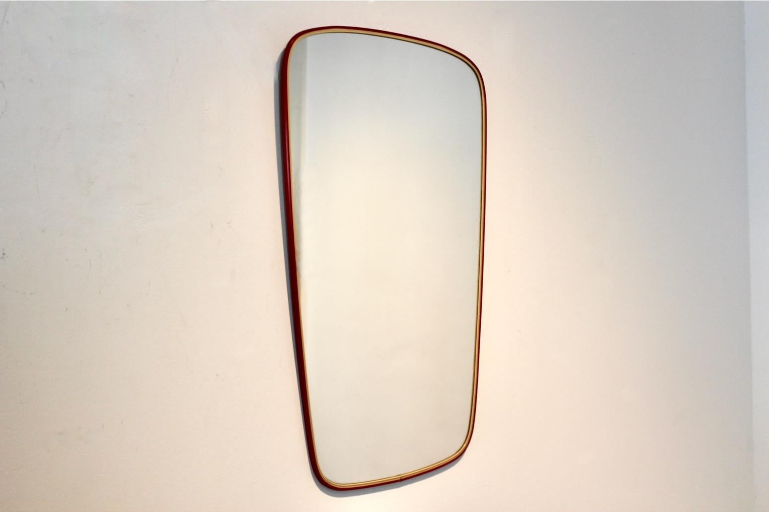 Mid-Century Modern Élégant miroir à cadre rouge du milieu du siècle dernier, France en vente