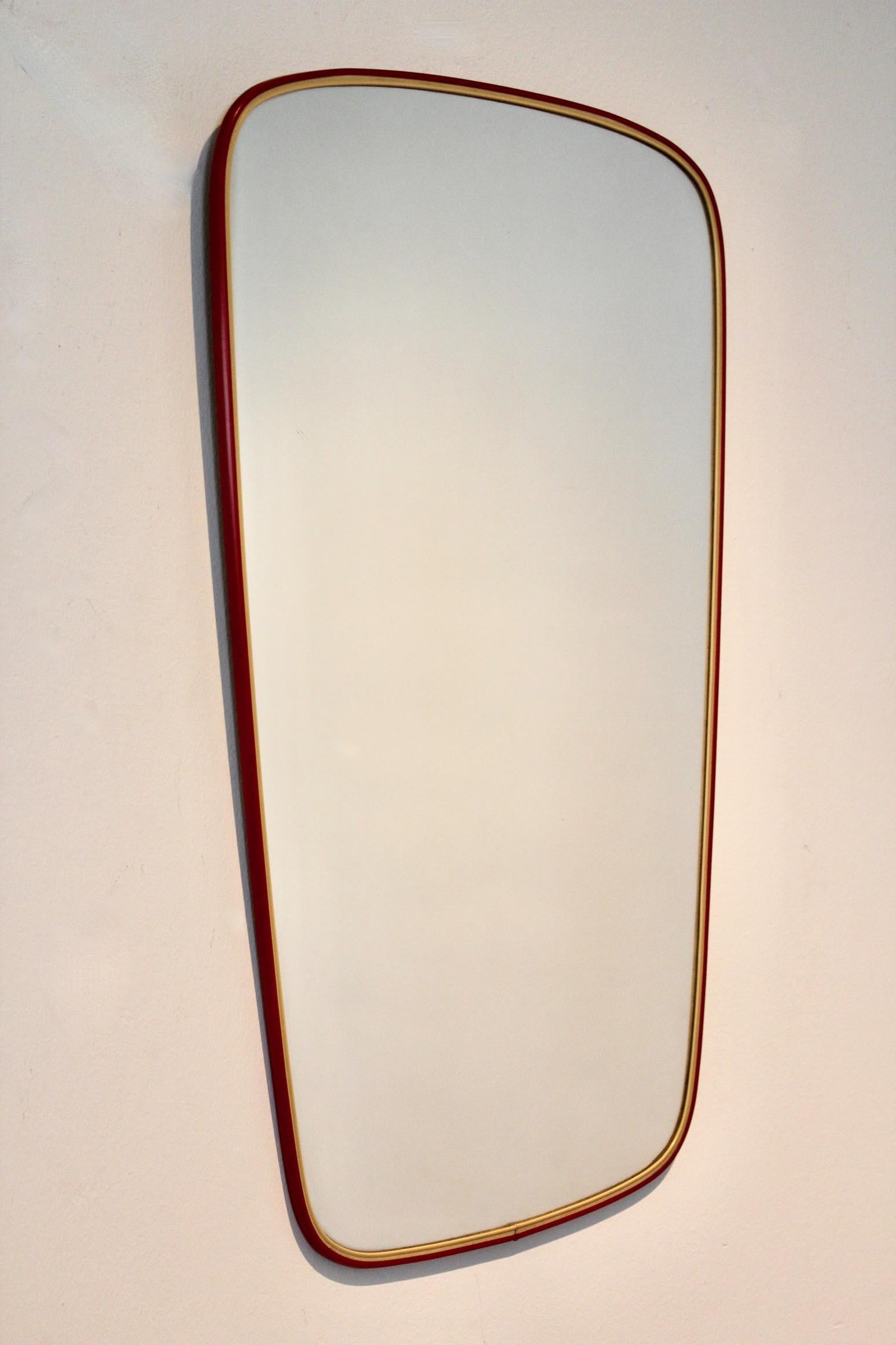 Français Élégant miroir à cadre rouge du milieu du siècle dernier, France en vente