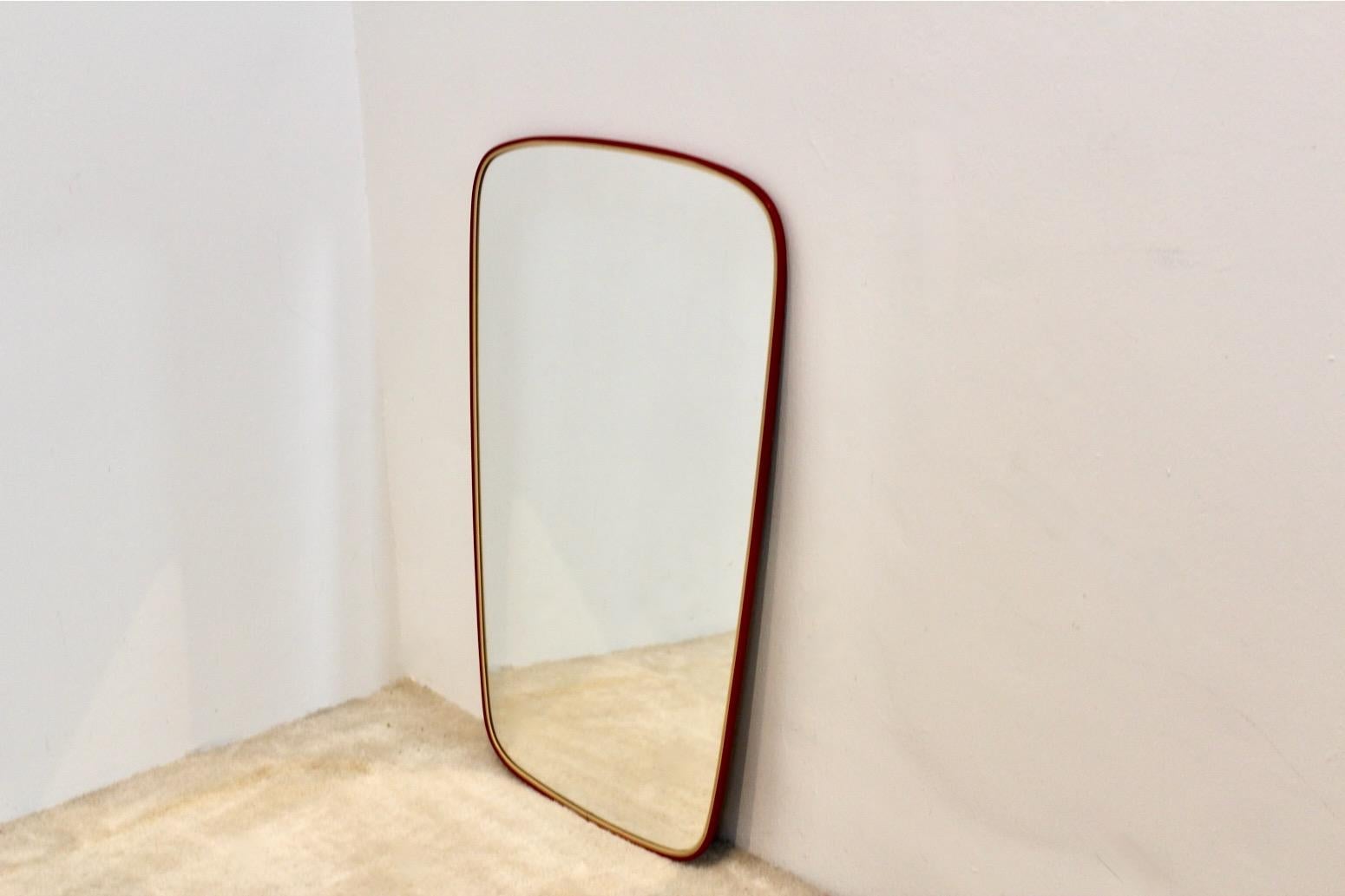 Élégant miroir à cadre rouge du milieu du siècle dernier, France Bon état - En vente à Voorburg, NL