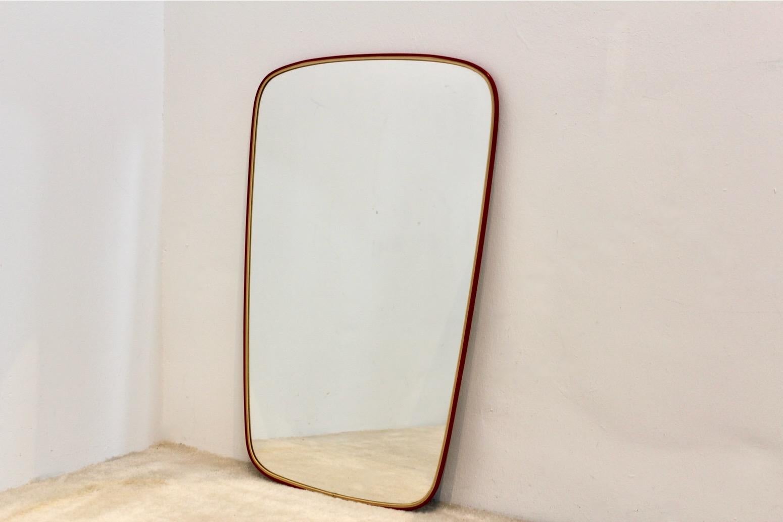 20ième siècle Élégant miroir à cadre rouge du milieu du siècle dernier, France en vente