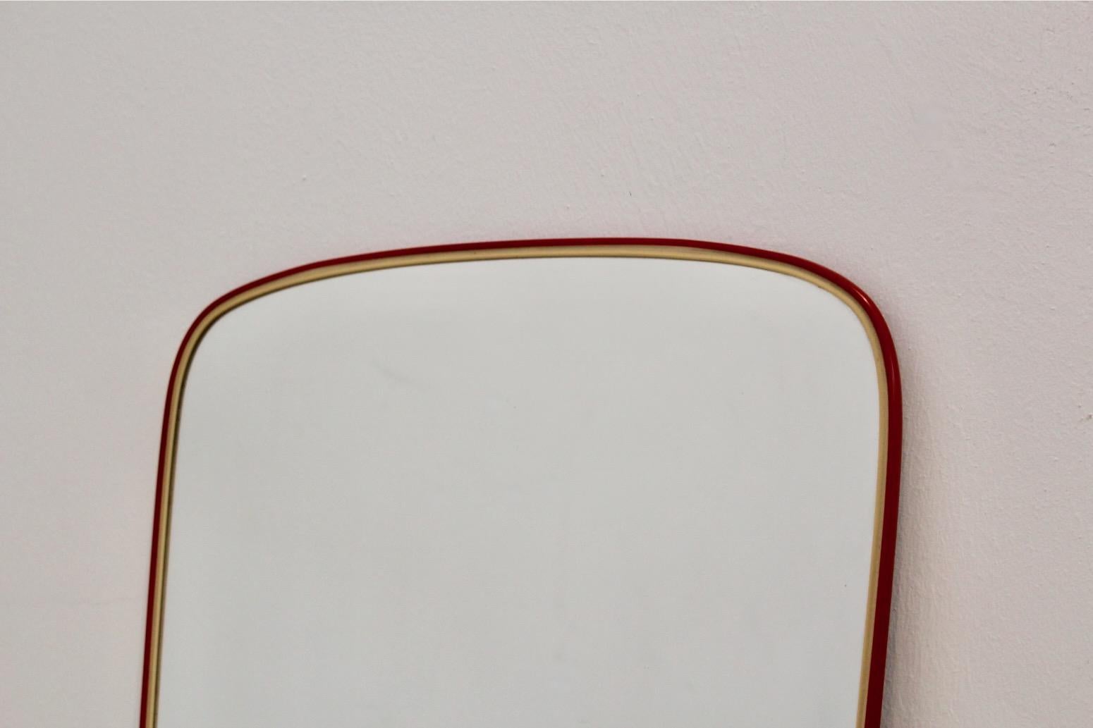 Miroir Élégant miroir à cadre rouge du milieu du siècle dernier, France en vente