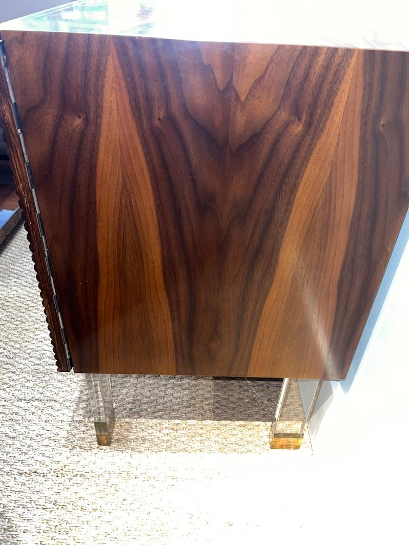 Elegant Mid -Century Sideboard in Walnut In Good Condition For Sale In Houston, TX