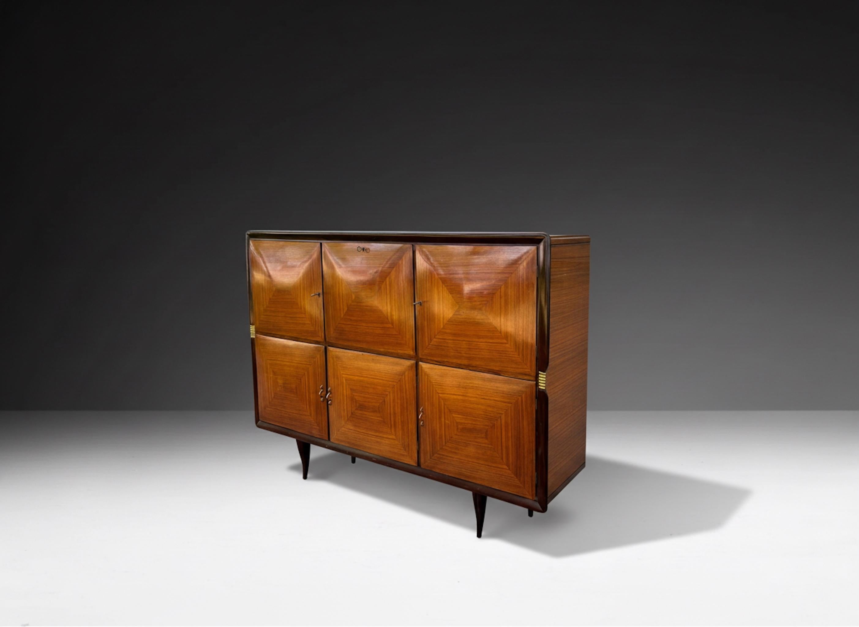 Mid-Century Modern Elegant buffet du milieu du siècle en Wood et laiton, style Buffa, Italie années 1950 en vente