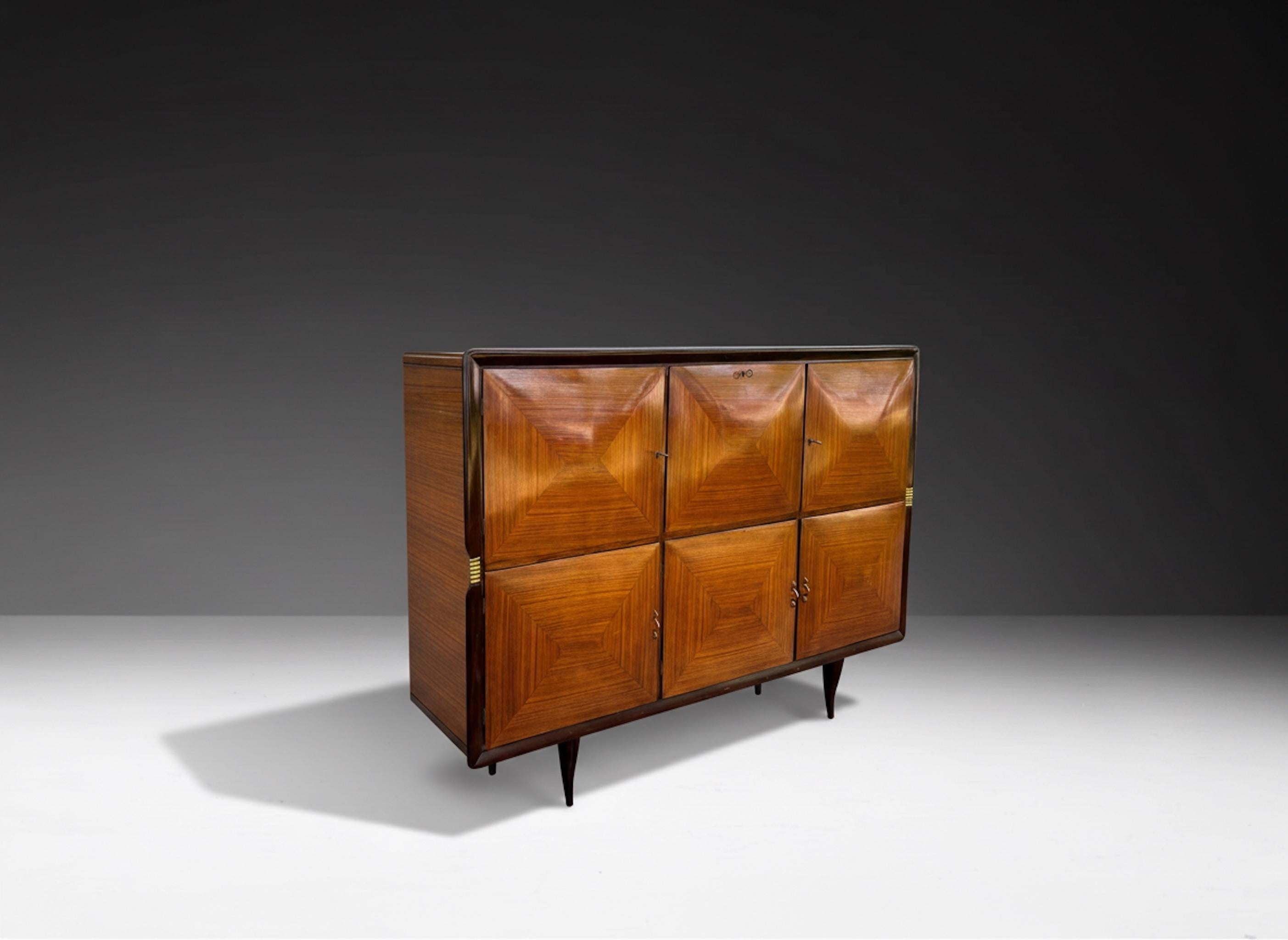 Elegant buffet du milieu du siècle en Wood et laiton, style Buffa, Italie années 1950 Bon état - En vente à Argelato, BO
