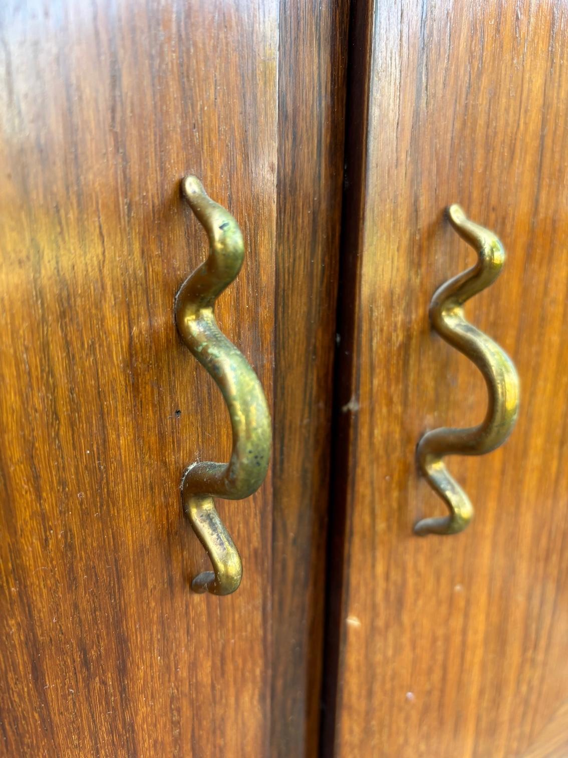 Milieu du XXe siècle Elegant buffet du milieu du siècle en Wood et laiton, style Buffa, Italie années 1950 en vente