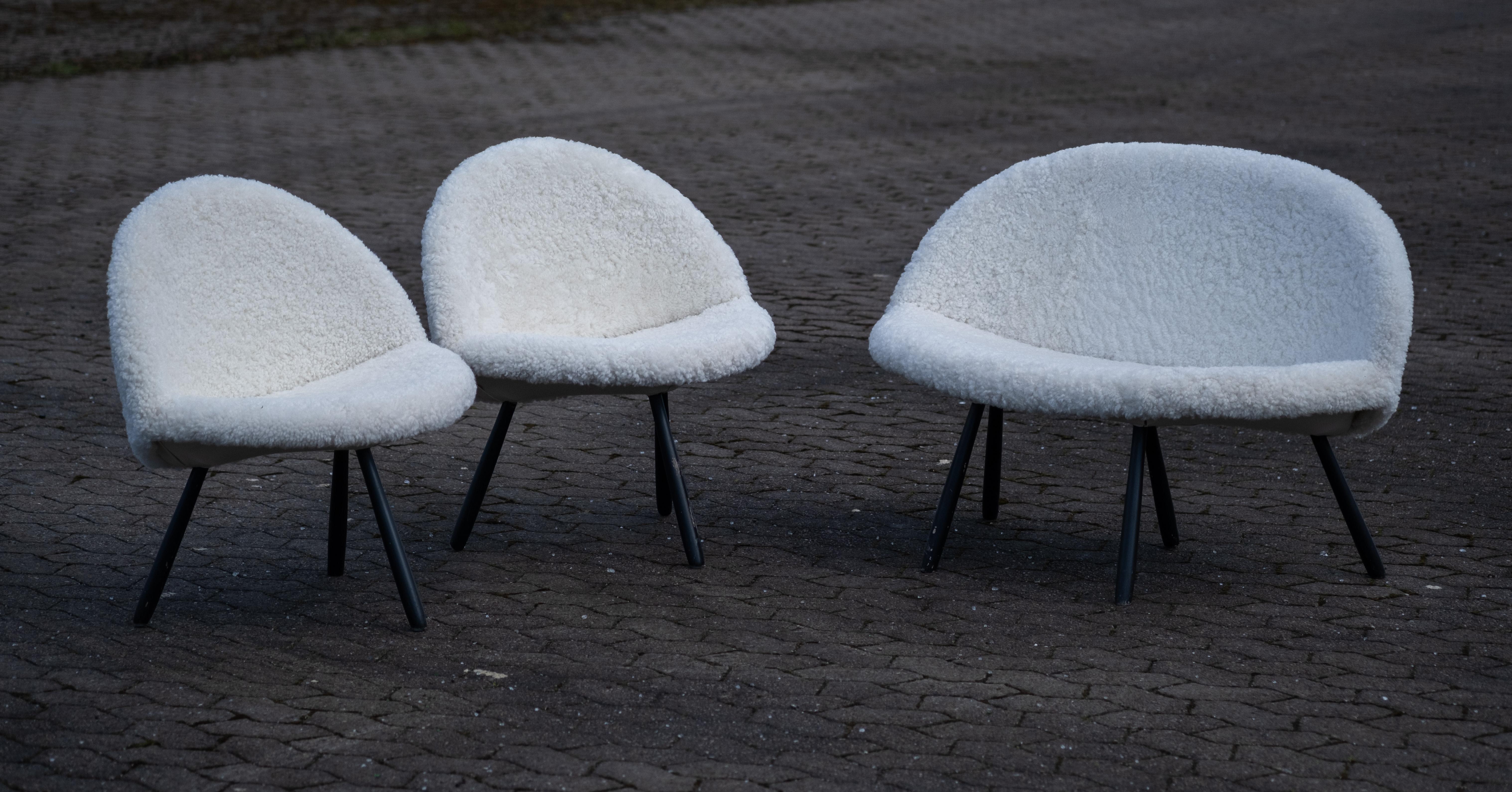 Elegant ensemble du milieu du siècle comprenant un canapé et deux fauteuils, récemment retapissés en douce laine du Gotland. Les meubles se caractérisent par des pieds fins laqués noirs et des lignes épurées et intemporelles.

Un ensemble polyvalent