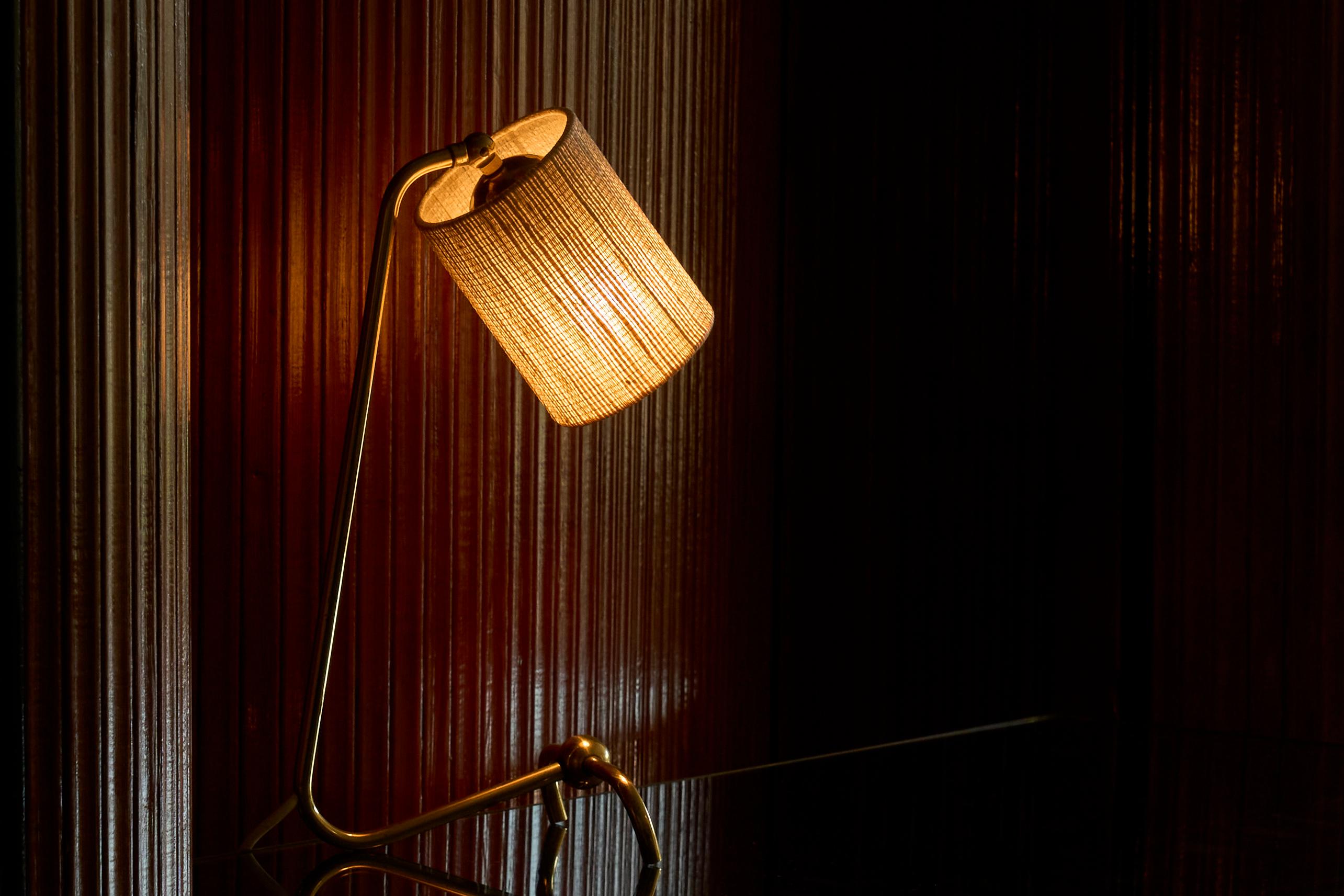 Elegant Mid Century Table Lamp in Brass 1960s For Sale 4