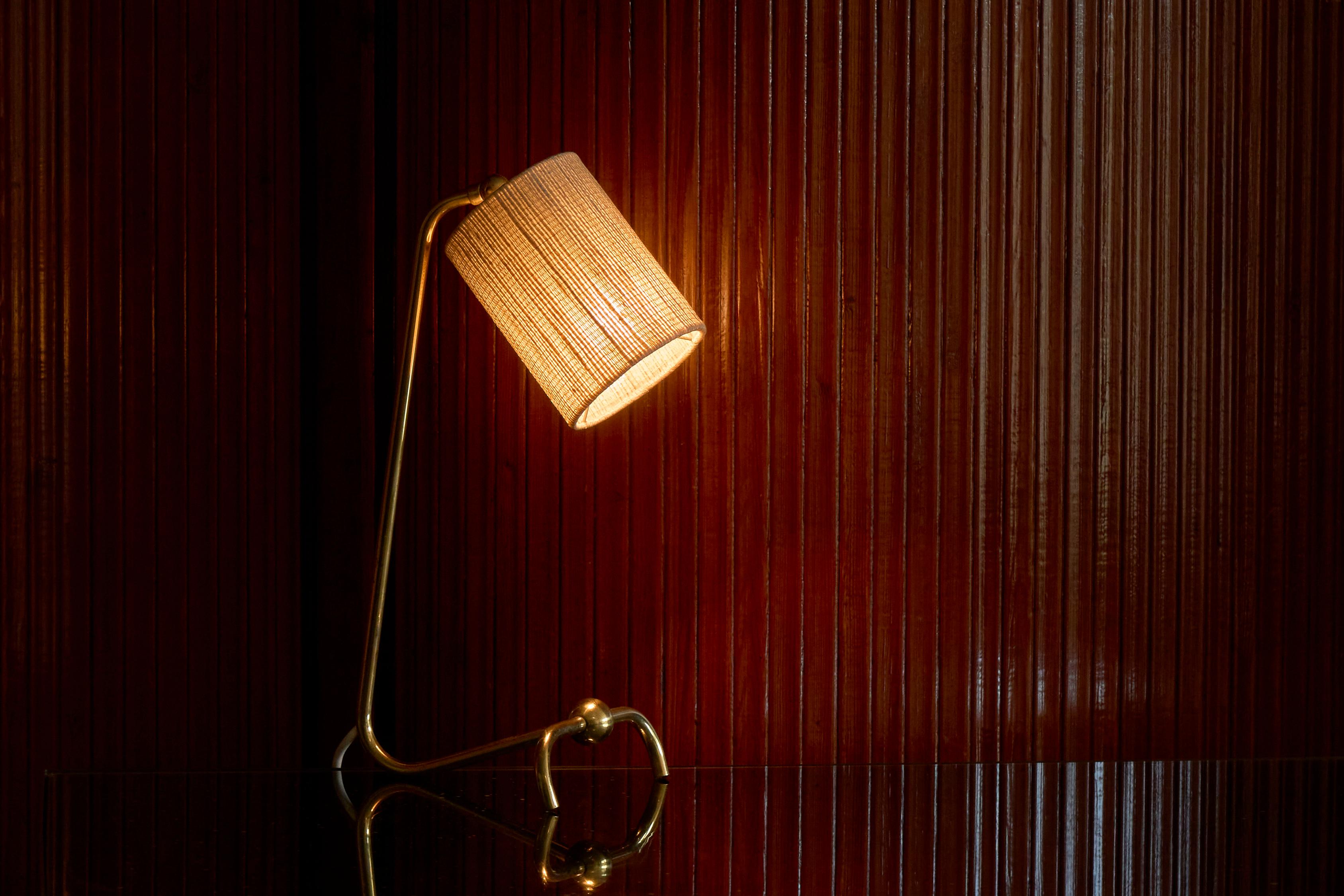 Hand-Crafted Elegant Mid Century Table Lamp in Brass 1960s For Sale