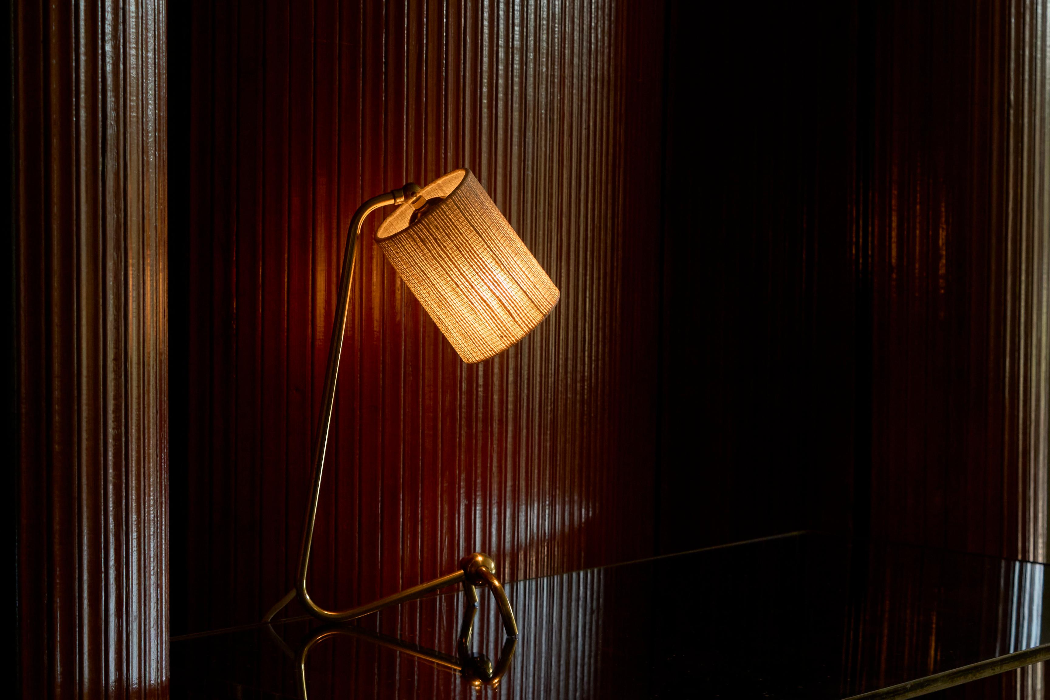 20th Century Elegant Mid Century Table Lamp in Brass 1960s For Sale