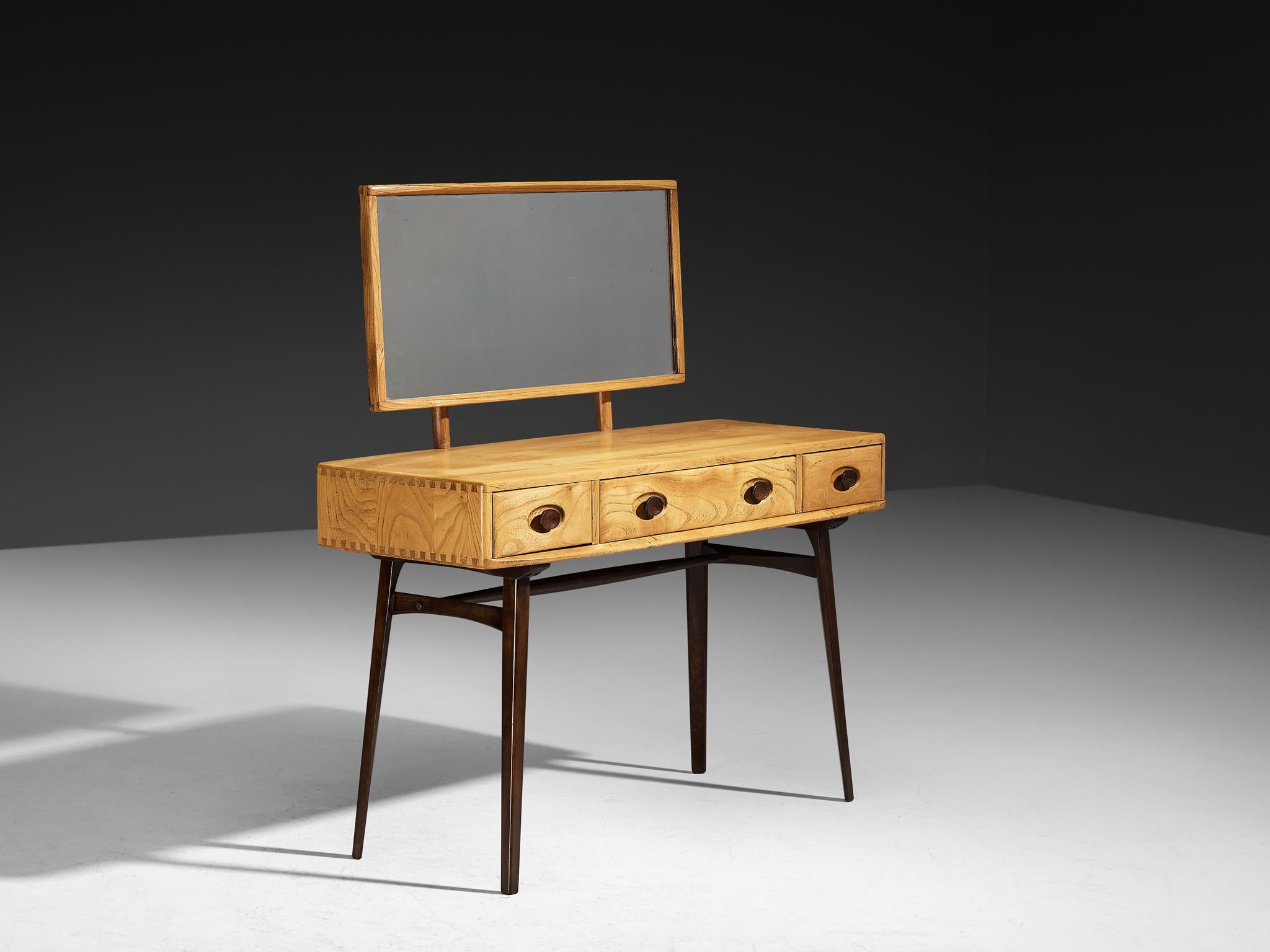 Vanity, faggio, olmo, specchio, Europa, anni '50

Un elegante tavolino da toilette realizzato in Europa negli anni Cinquanta. Il pezzo combina una struttura in faggio con un frontale in olmo, mettendo in mostra calde tonalità naturali e suggestive