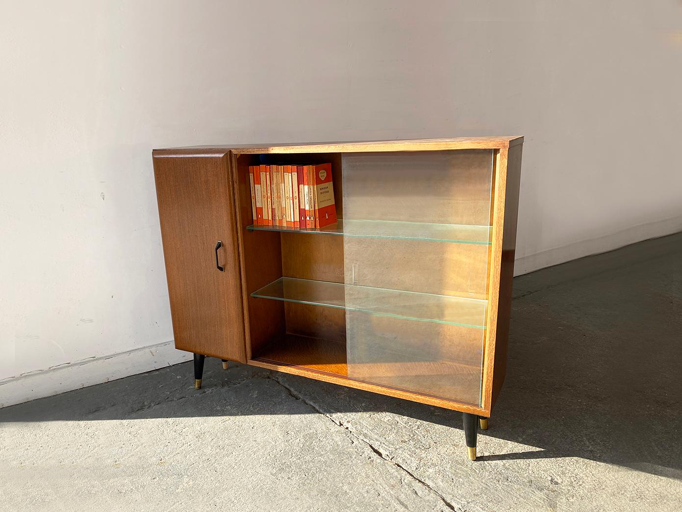 Mid-Century Modern Elegant Mid-Century vintage  bibliothèque avec portes coulissantes en verre par Turnidge en vente