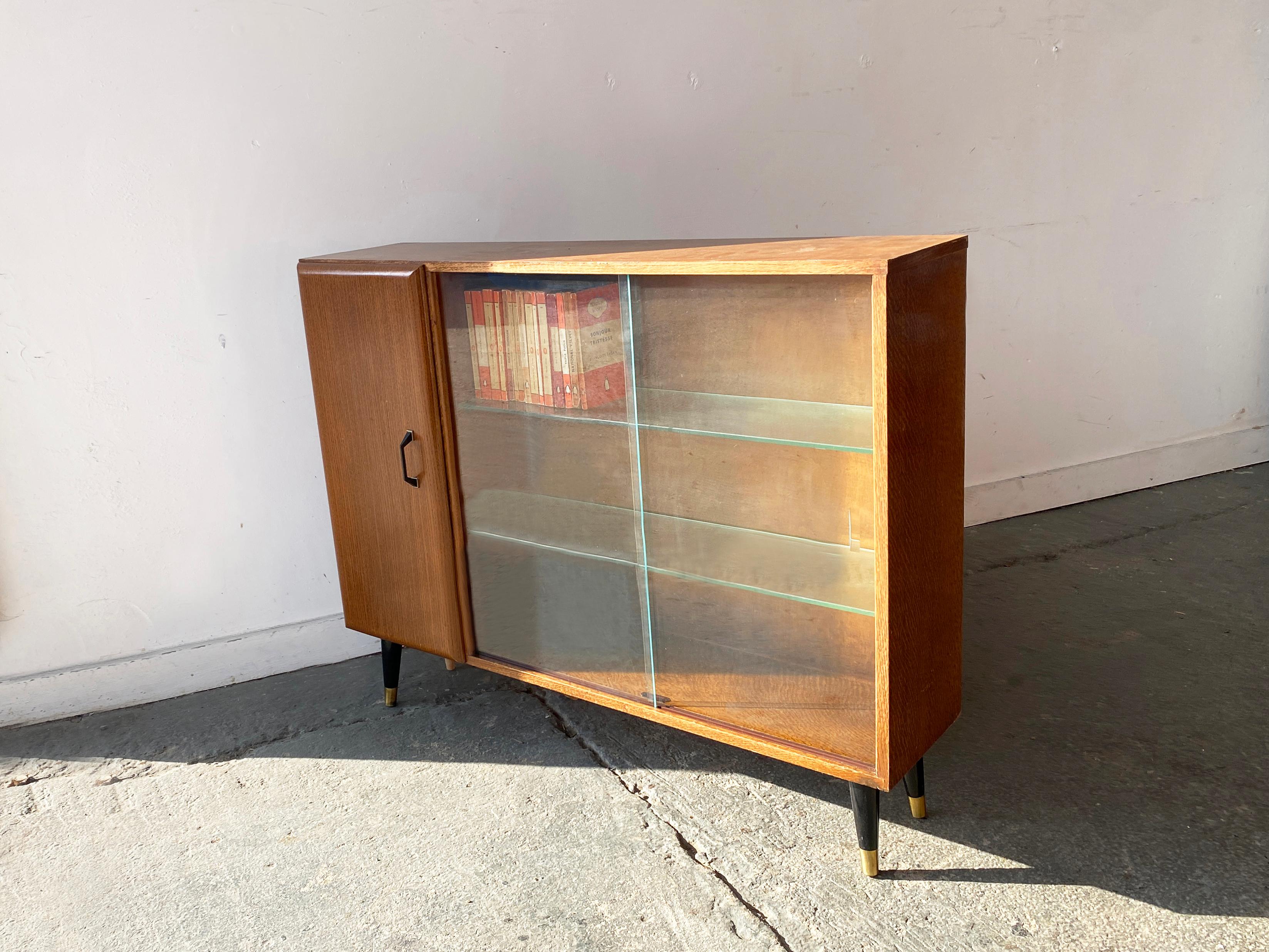 Britannique Elegant Mid-Century vintage  bibliothèque avec portes coulissantes en verre par Turnidge en vente