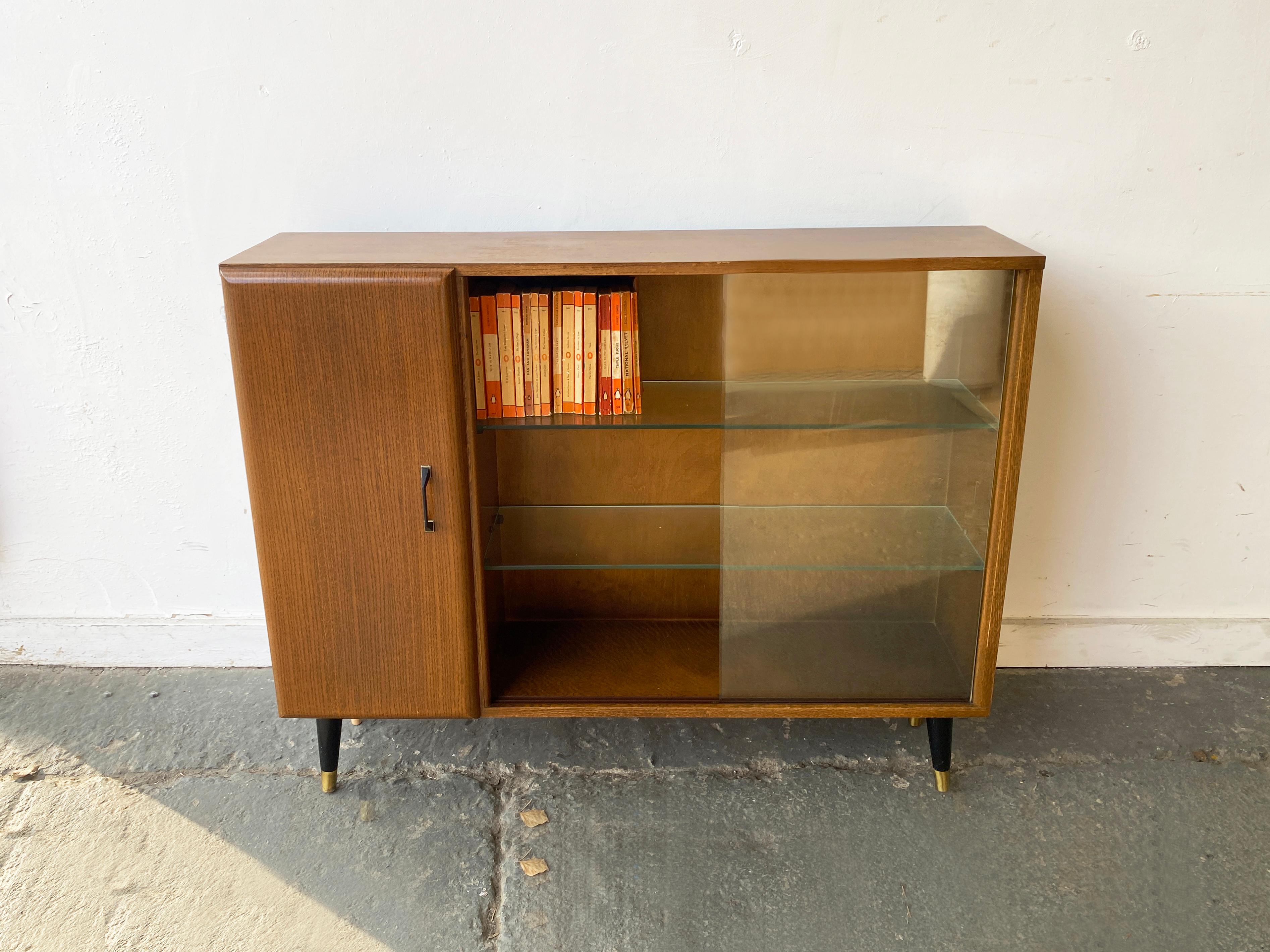 20ième siècle Elegant Mid-Century vintage  bibliothèque avec portes coulissantes en verre par Turnidge en vente