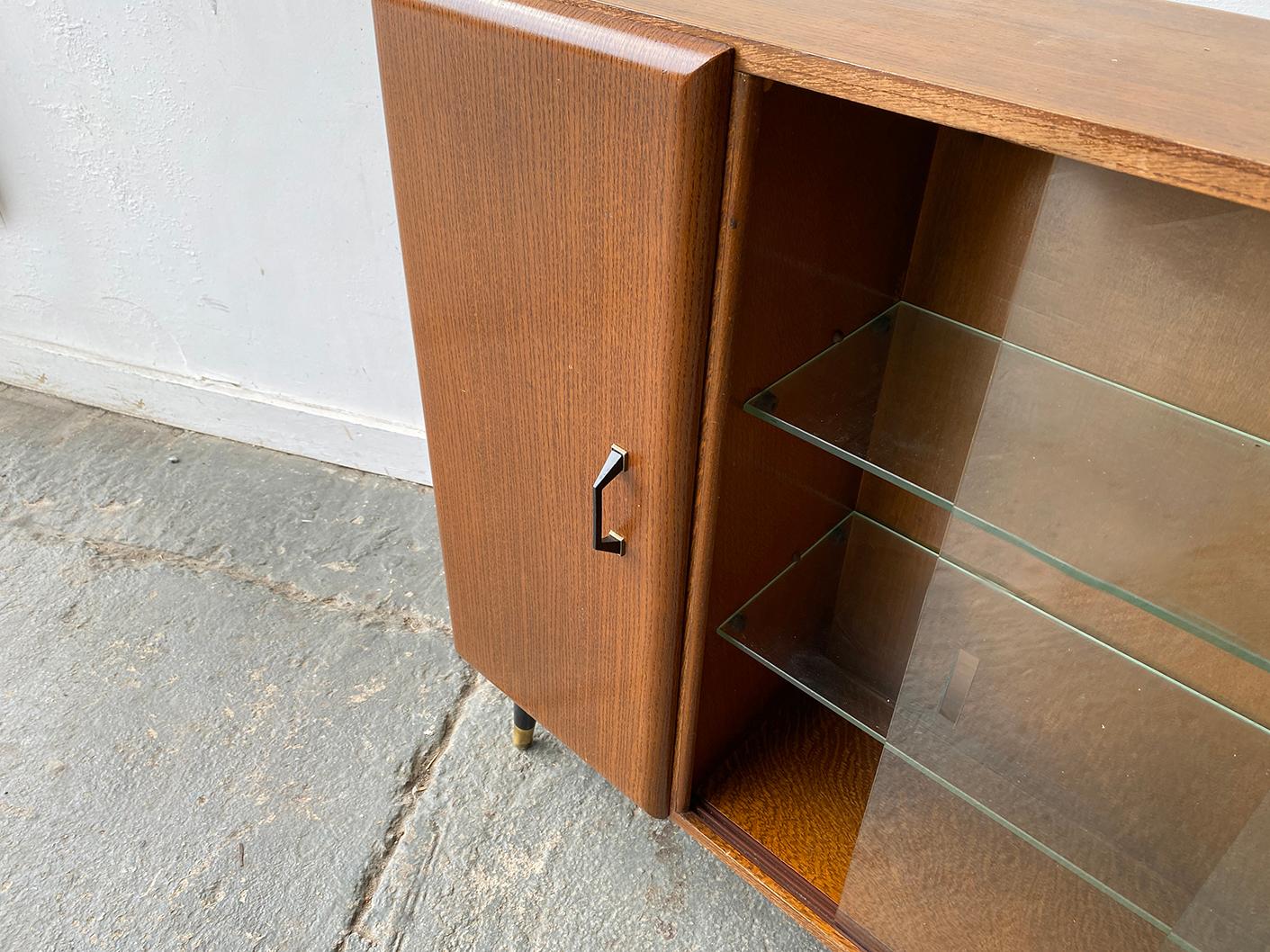 Laiton Elegant Mid-Century vintage  bibliothèque avec portes coulissantes en verre par Turnidge en vente