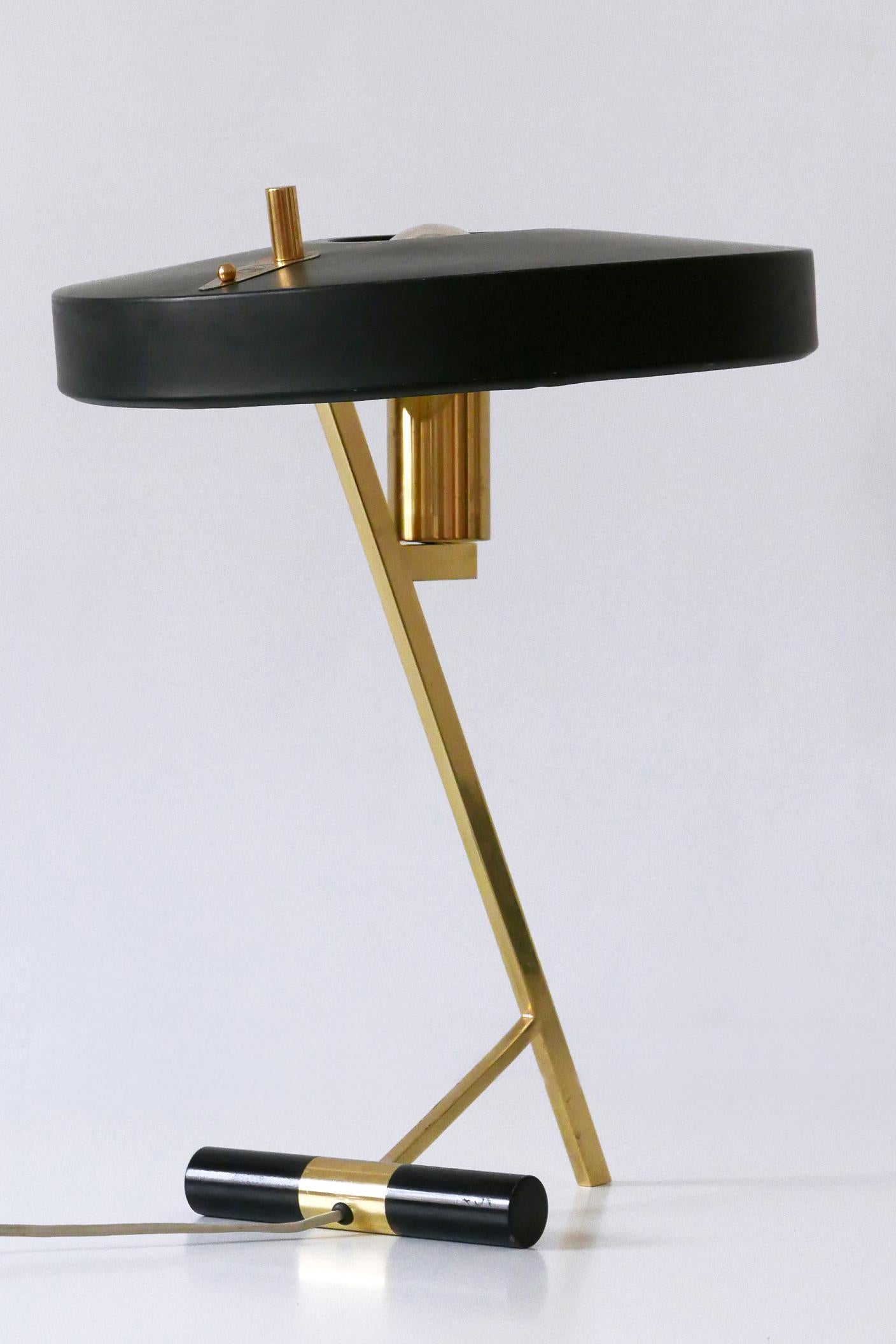 Elegante lampe de table ou de bureau en Z de style moderne du milieu du siècle. Conçu par Louis Kalff pour Philips, Pays-Bas, années 1950.

Réalisée en laiton et en aluminium, la lampe de table est livrée avec 1 douille à vis E27 / E26 Edison, est