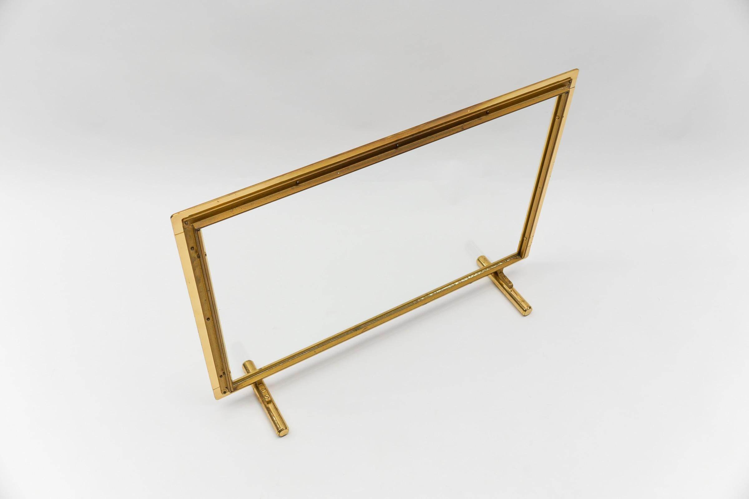 Elegant Mid-Centutry Modern Fireplace Screen in Gold and Glass, 1970s Italy For Sale 1