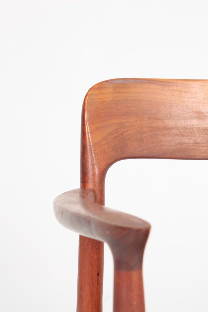 Scandinave moderne Élégant fauteuil du milieu du siècle en teck et cuir patiné par N.O Moeller en vente