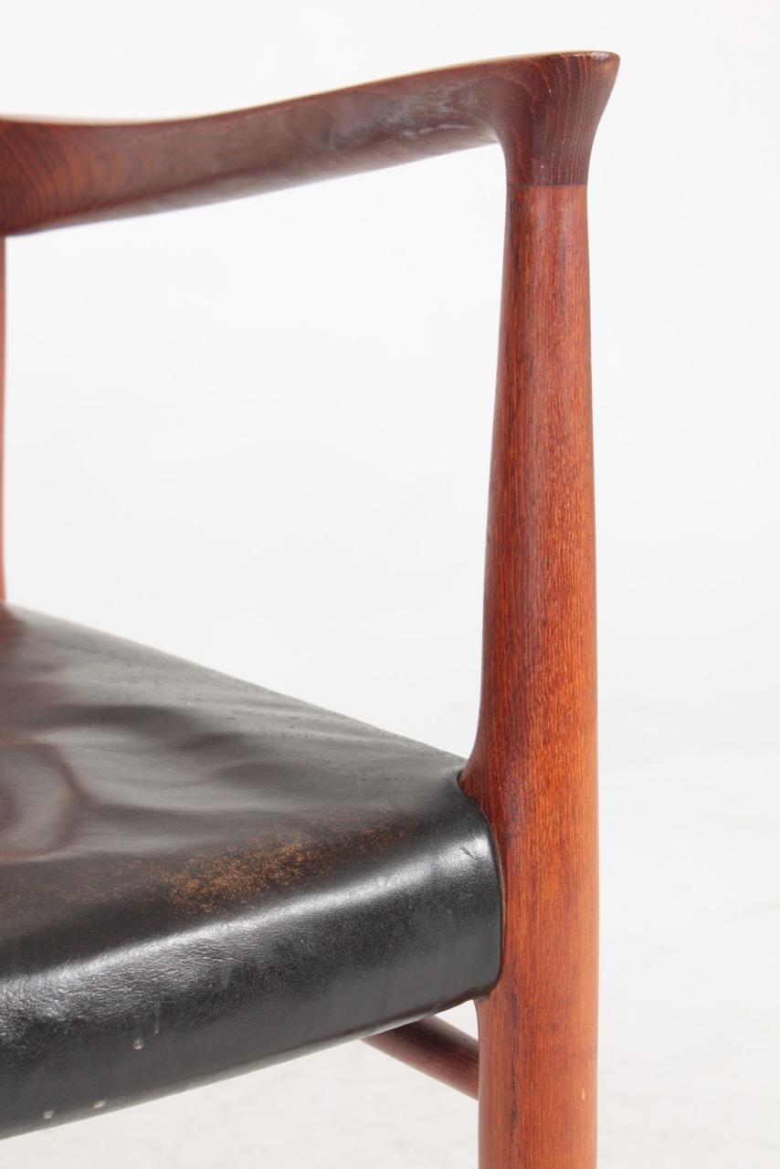 Danish Elegant Midcentury Armchair in Teak and Patinated Leather by N.O Moeller For Sale