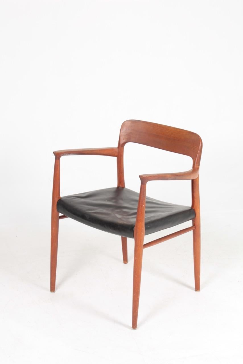 Elegant Midcentury Armchair in Teak and Patinated Leather by N.O Moeller In Good Condition For Sale In Lejre, DK