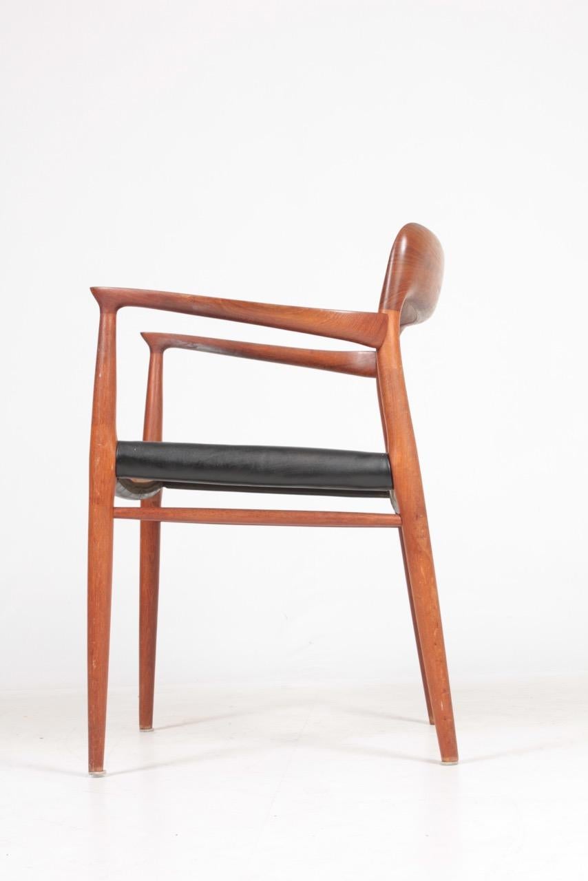 Mid-20th Century Elegant Midcentury Armchair in Teak and Patinated Leather by N.O Moeller For Sale
