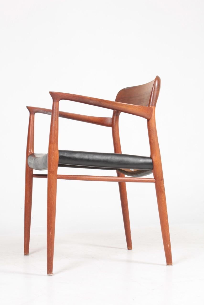 Elegant Midcentury Armchair in Teak and Patinated Leather by N.O Moeller For Sale 1