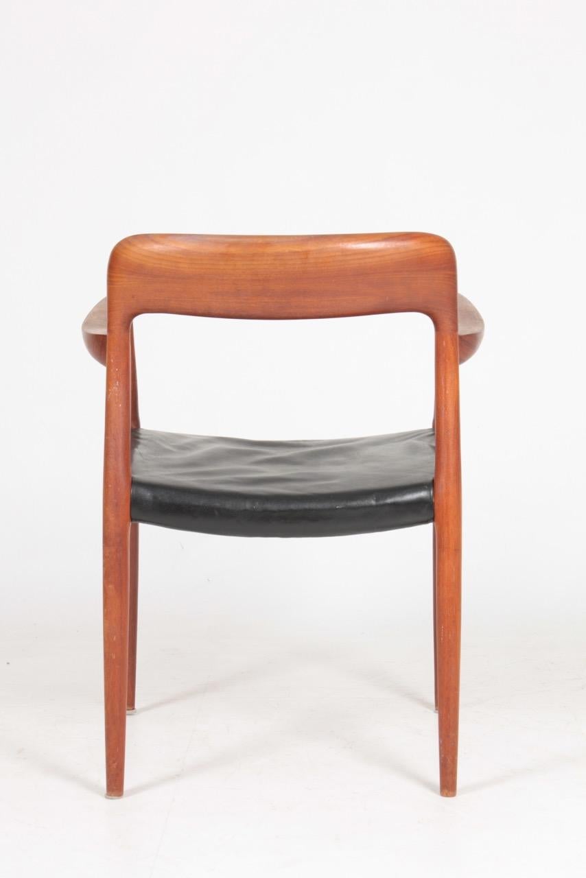 Elegant Midcentury Armchair in Teak and Patinated Leather by N.O Moeller For Sale 2