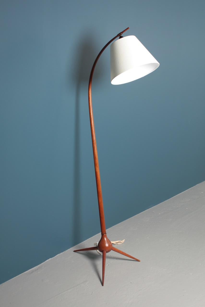 Elegant floor lamp in stained beech. Designed by Severin Hansen and made by Haslev furniture in the 1950s. Made in Denmark.