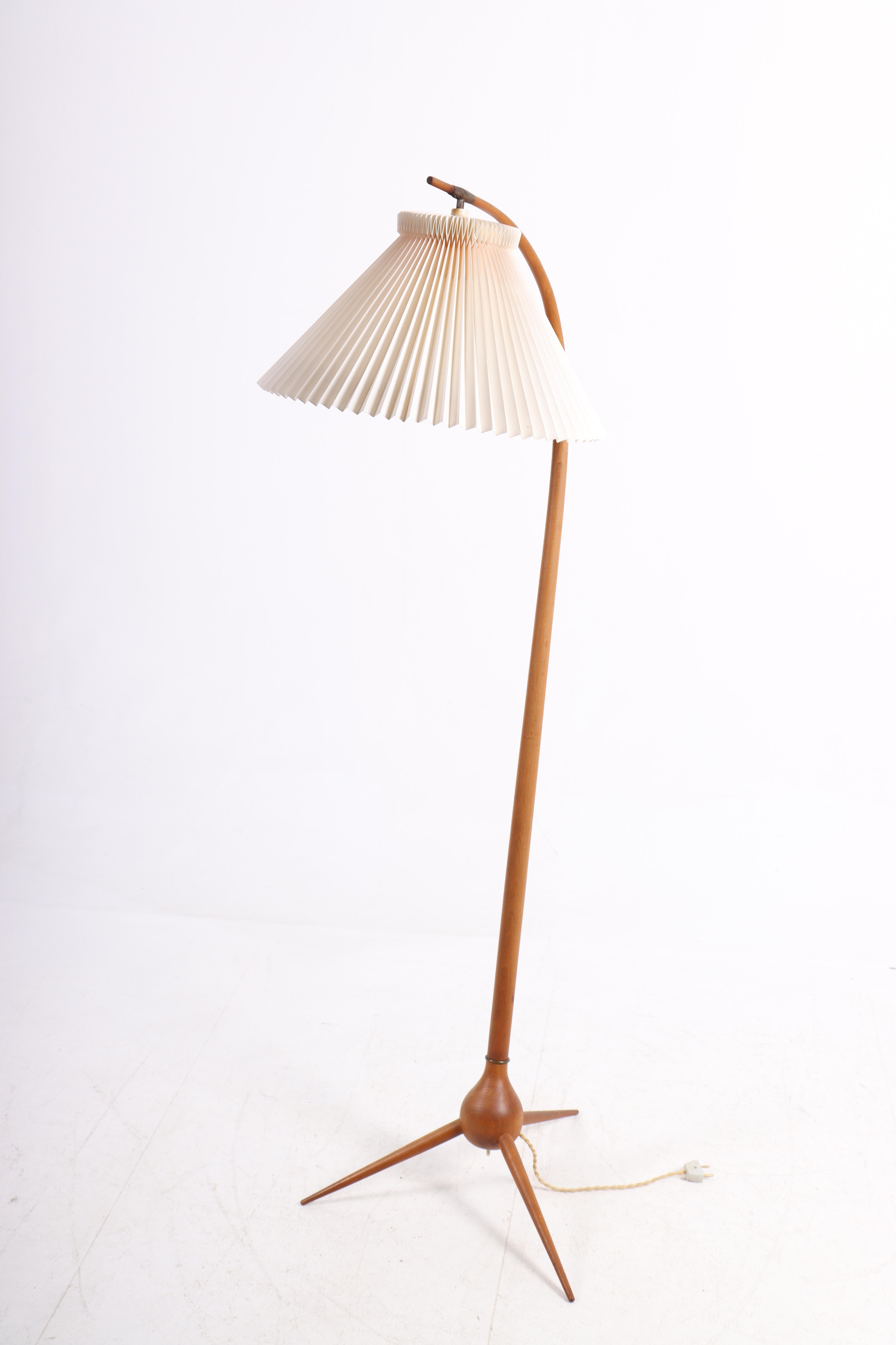 Elegant floor lamp in stained beech. Designed by Severin Hansen and made by Haslev furniture in the 1950s. Made in Denmark.