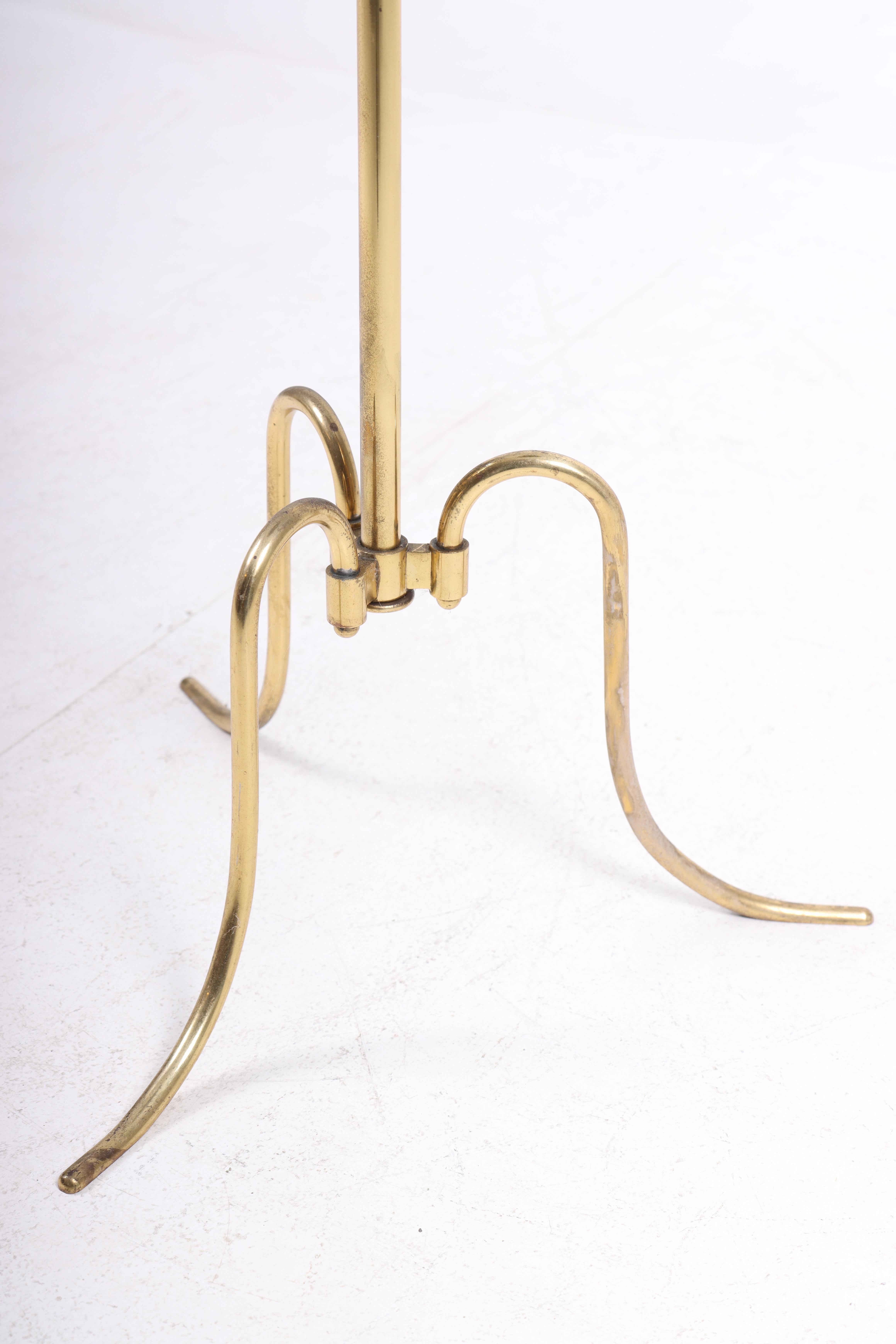 Danish floor light in patinated brass, adjustable height. Designed and made for Lysberg Hansen & Terp in the 1940s-1950s. Original condition.