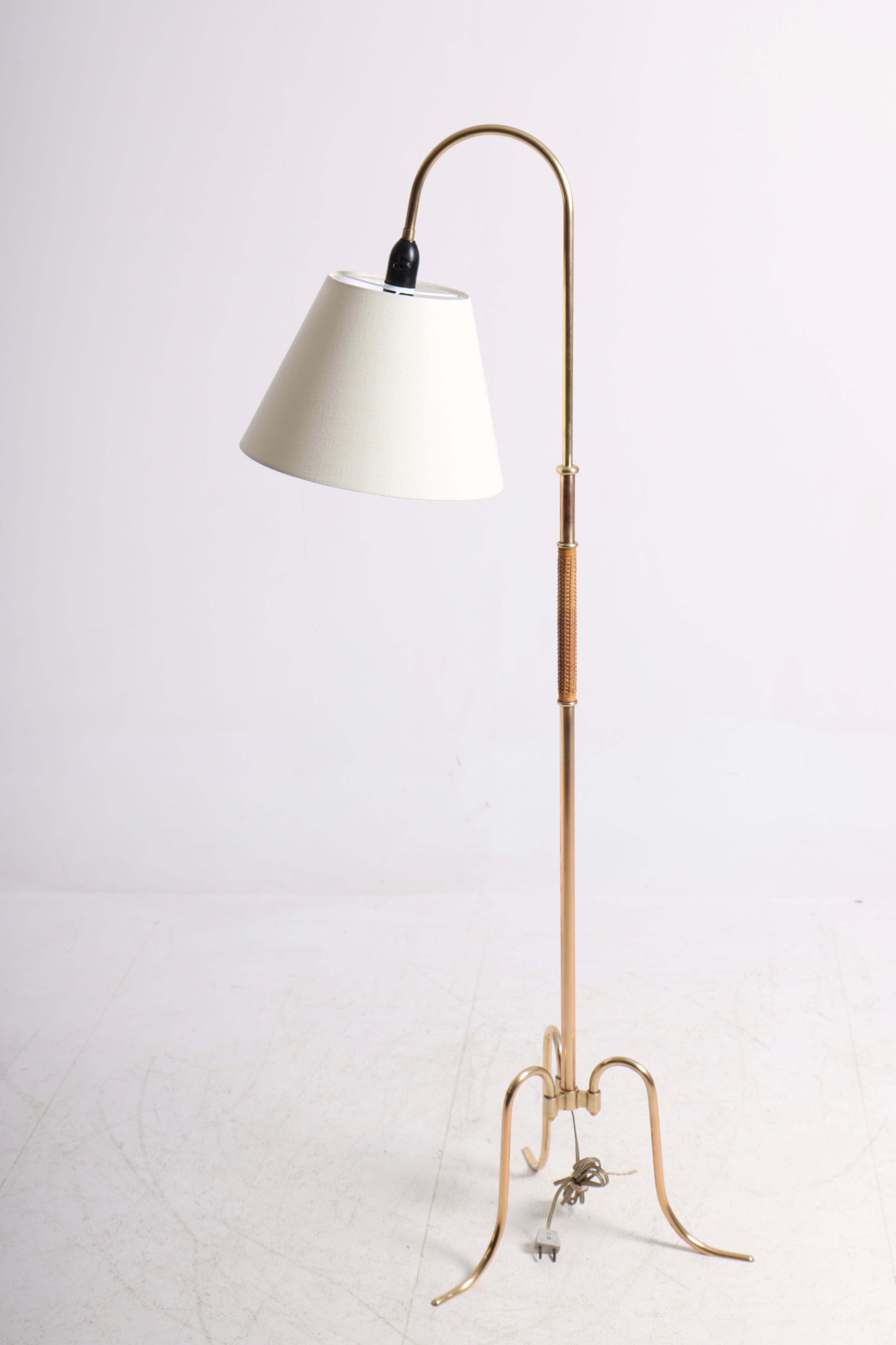 Danish floor light in brass. Designed and made for Lysberg Hansen & Terp in the 1940s-1950s. Original condition.