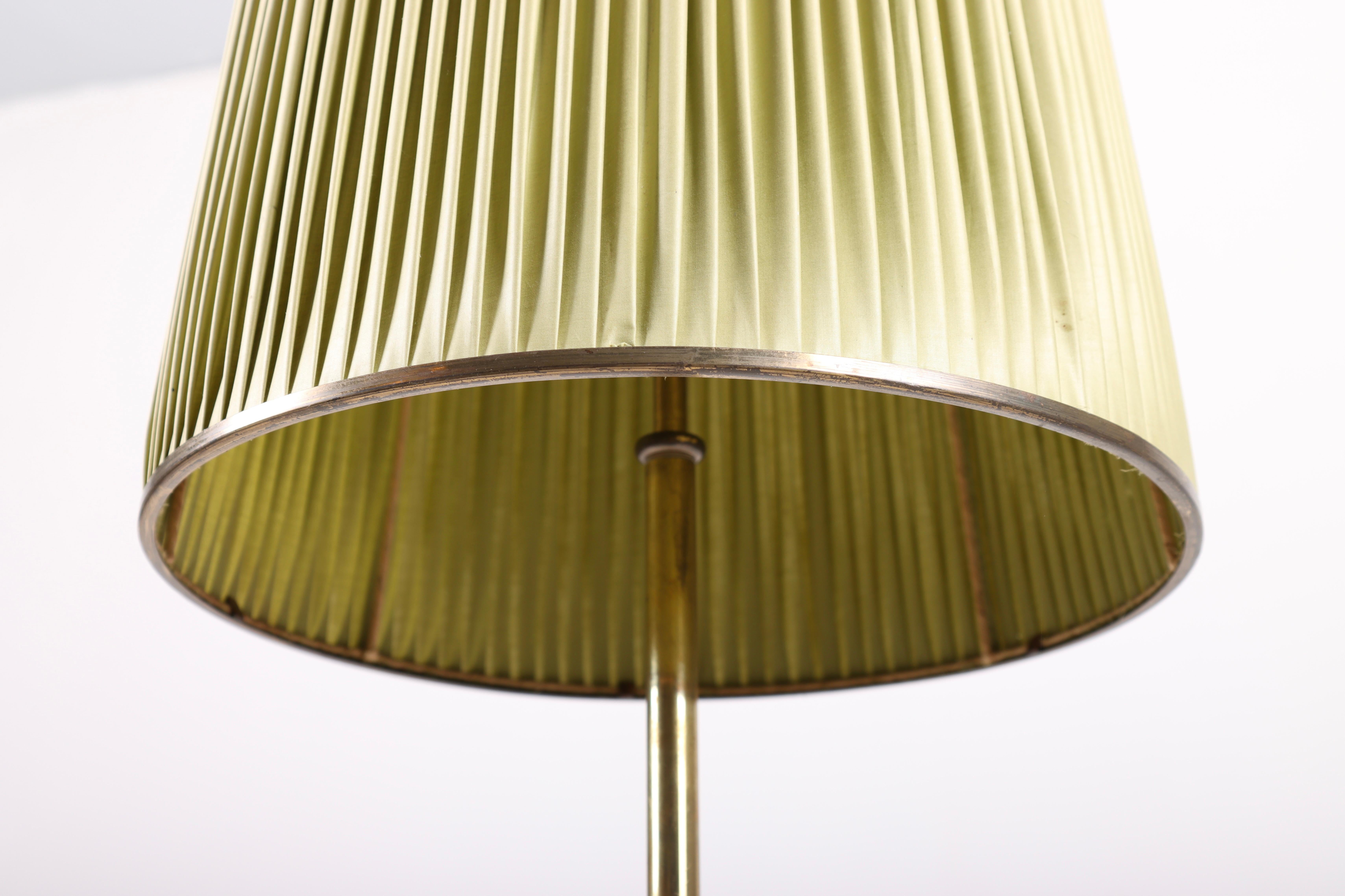 Elegant Midcentury Floor Lamp in Brass by Lysberg Hansen, Danish Design In Good Condition For Sale In Lejre, DK