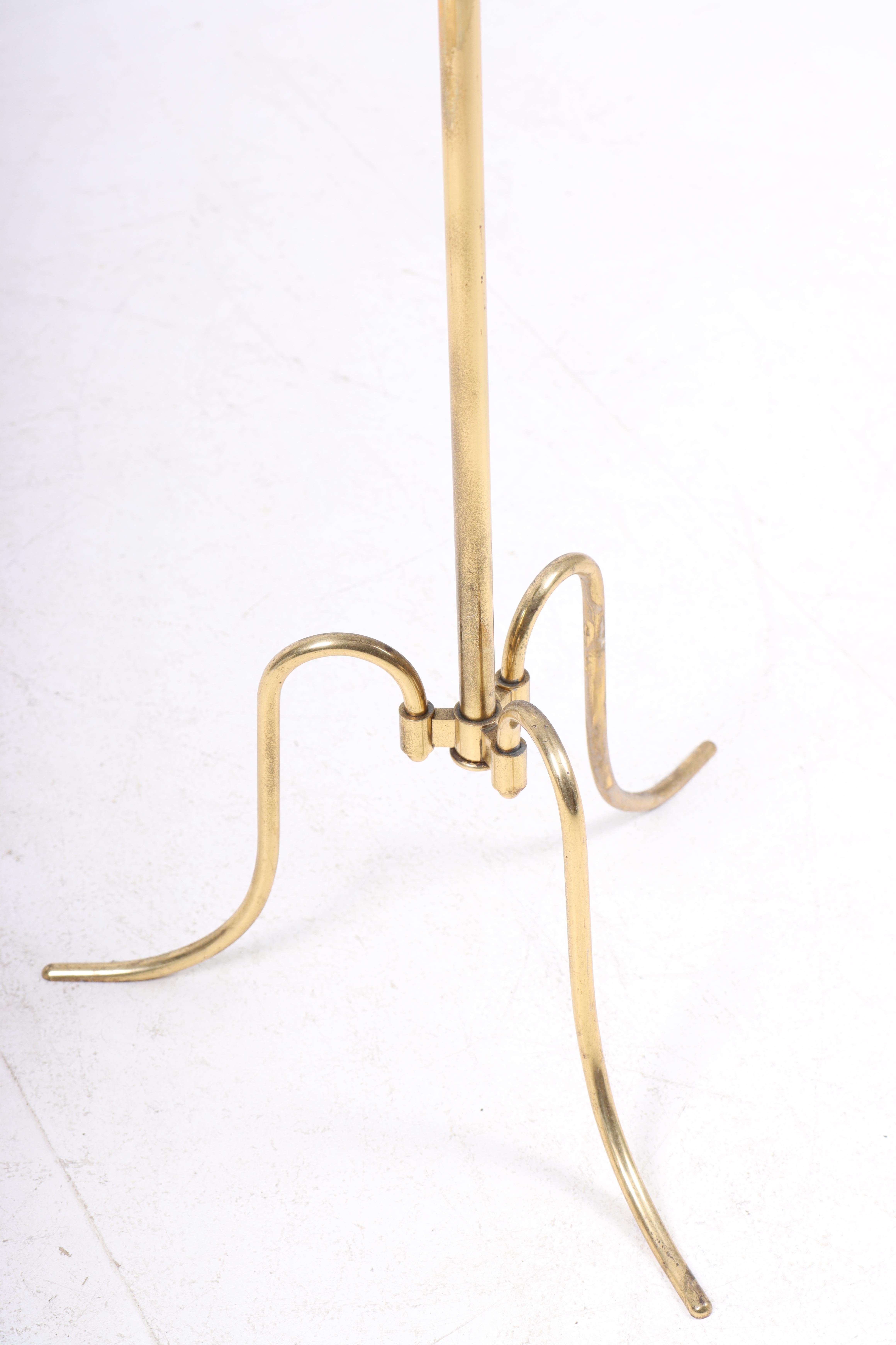 Elegant Midcentury Floor Lamp in Brass by Lysberg Hansen, Danish Design For Sale 2
