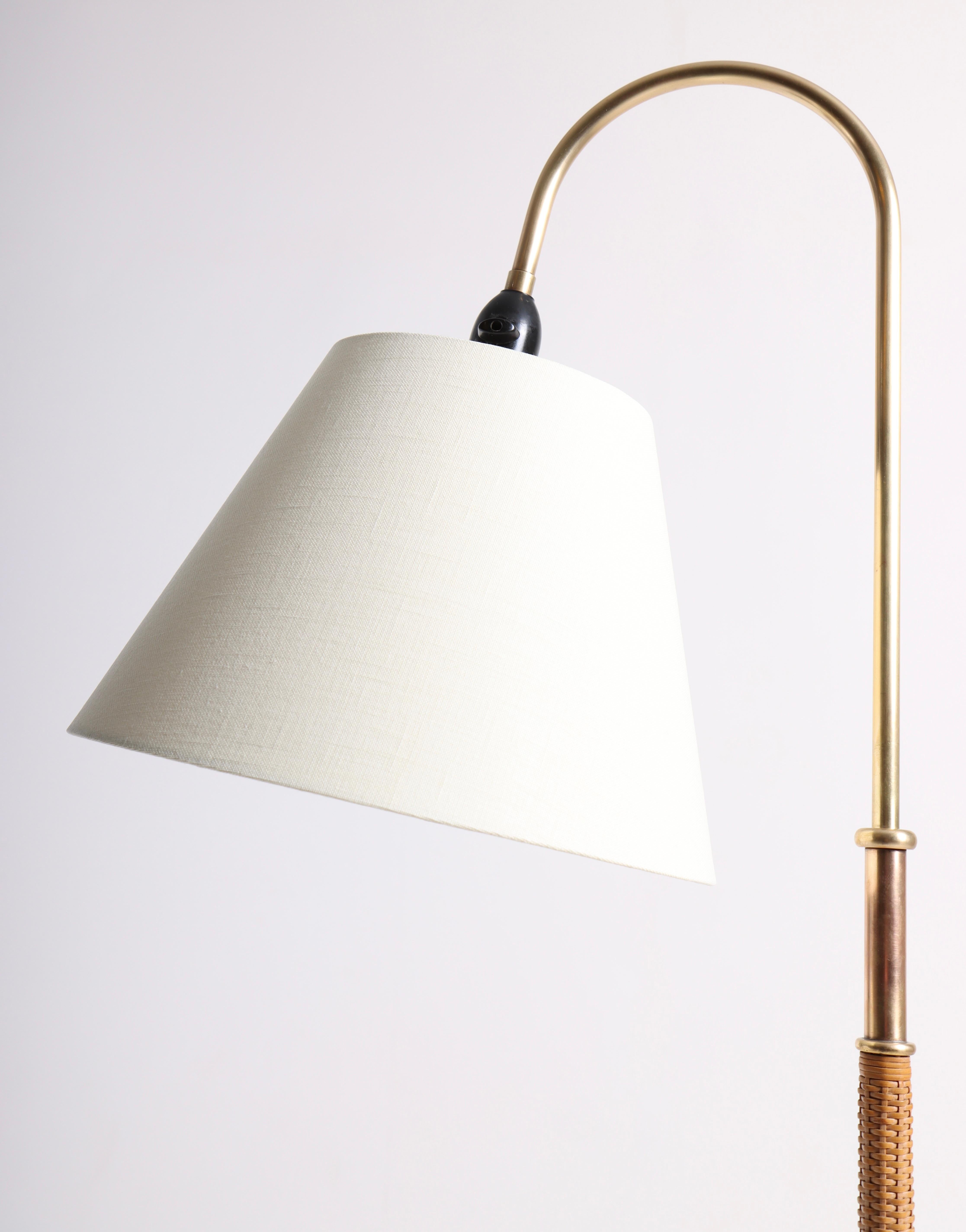 Elegant Mid-Century Floor Lamp in Brass by Lysberg Hansen, Danish Design For Sale 1