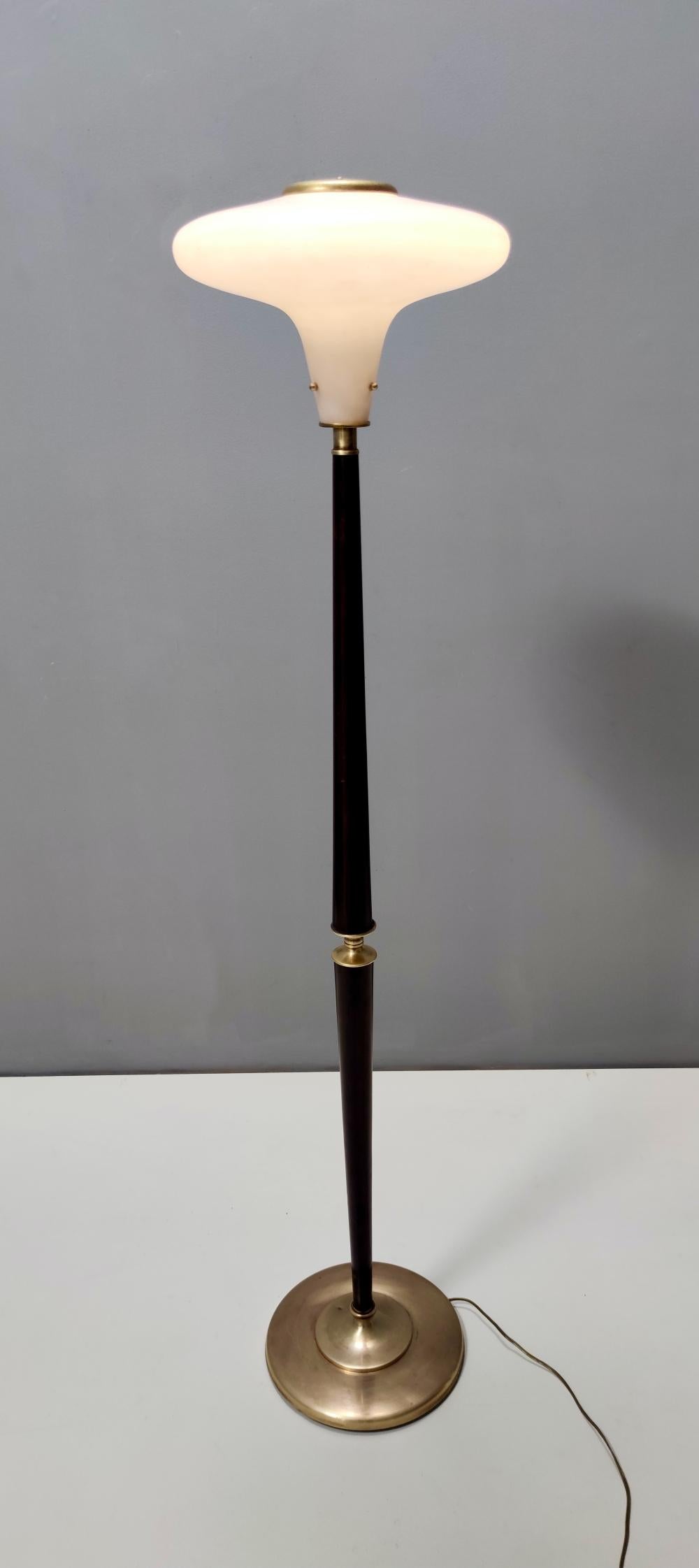 Elegant Vintage Glass, Wood and Brass Floor Lamp, Italy In Excellent Condition For Sale In Bresso, Lombardy
