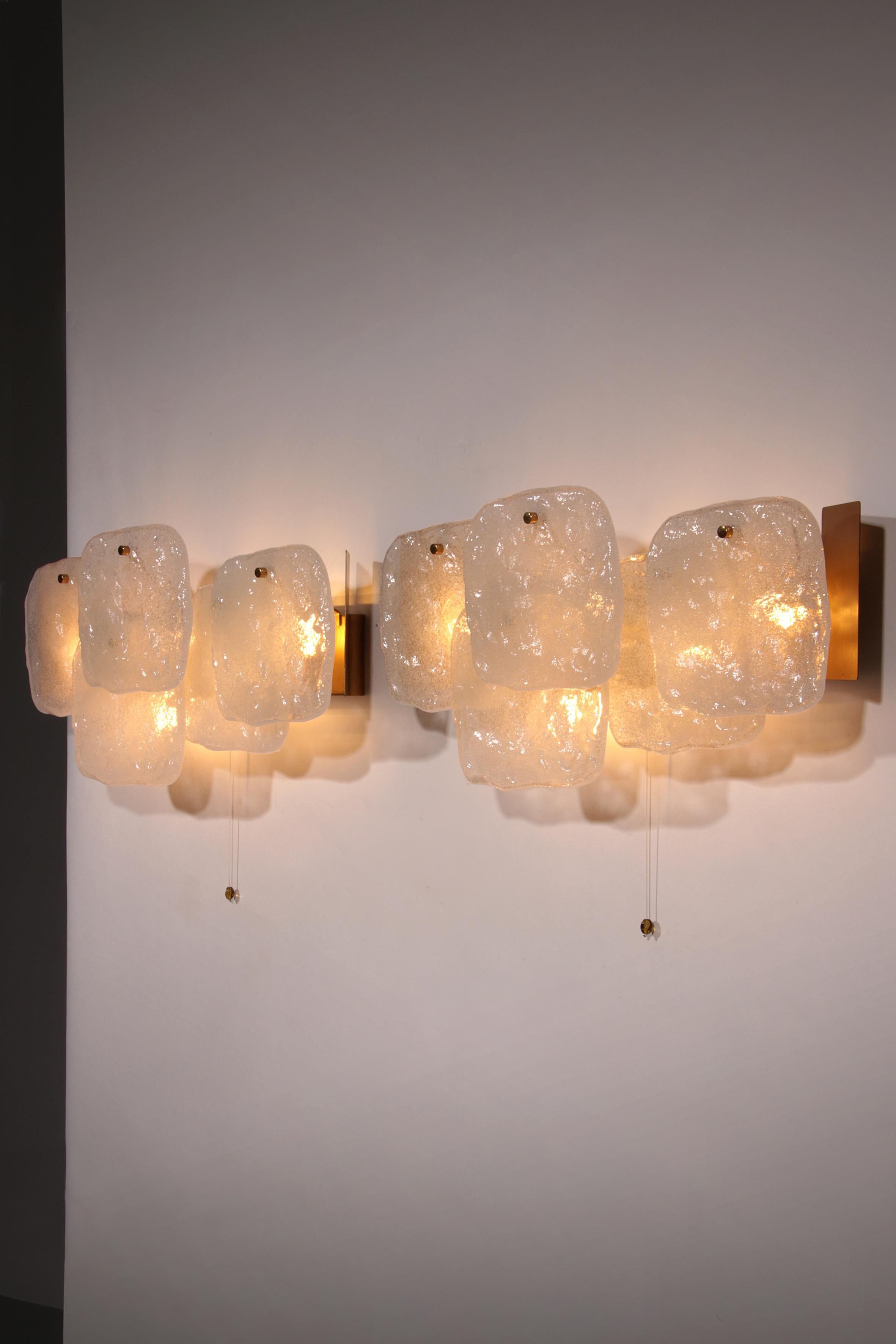 Mid-Century Modern Elegance Midcentury Ice Glass Wall Sconces by J.T. Kalmar, Autriche (années 1960) en vente