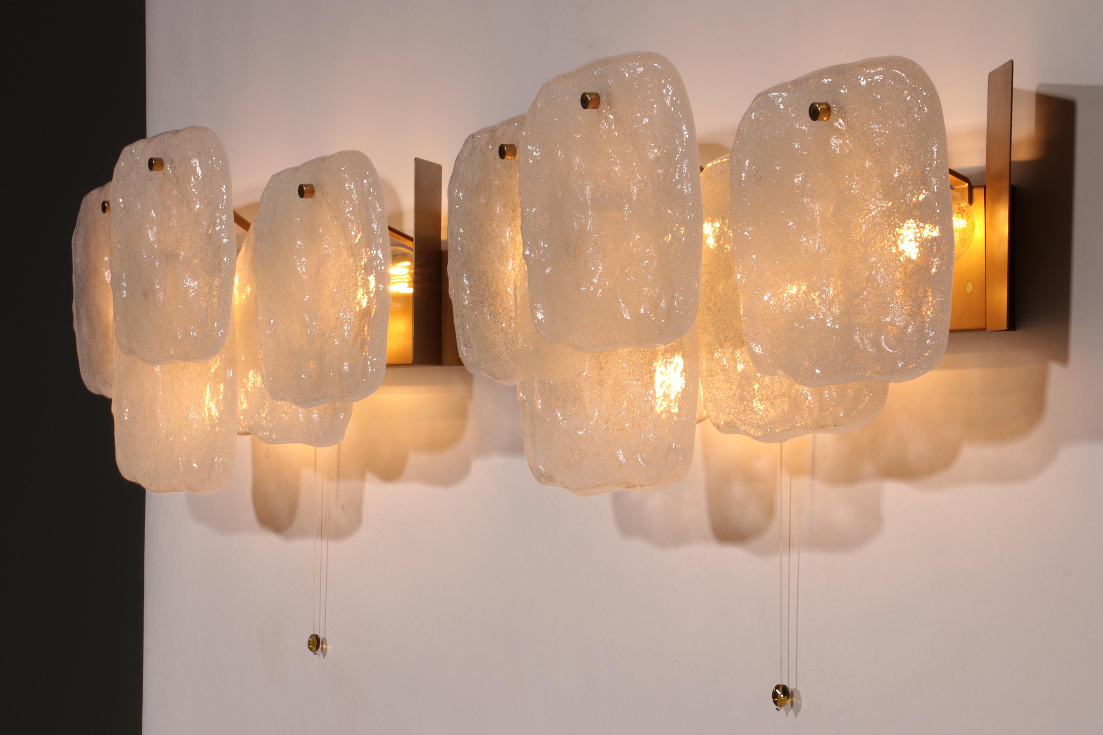 Elegance Midcentury Ice Glass Wall Sconces by J.T. Kalmar, Autriche (années 1960) Excellent état - En vente à Oirlo, LI