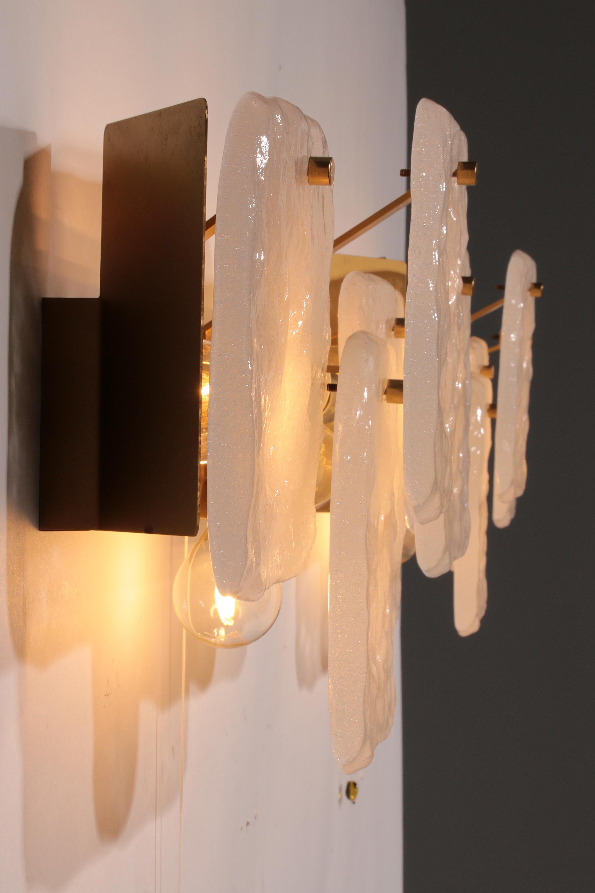 Elegance Midcentury Ice Glass Wall Sconces by J.T. Kalmar, Autriche (années 1960) en vente 1