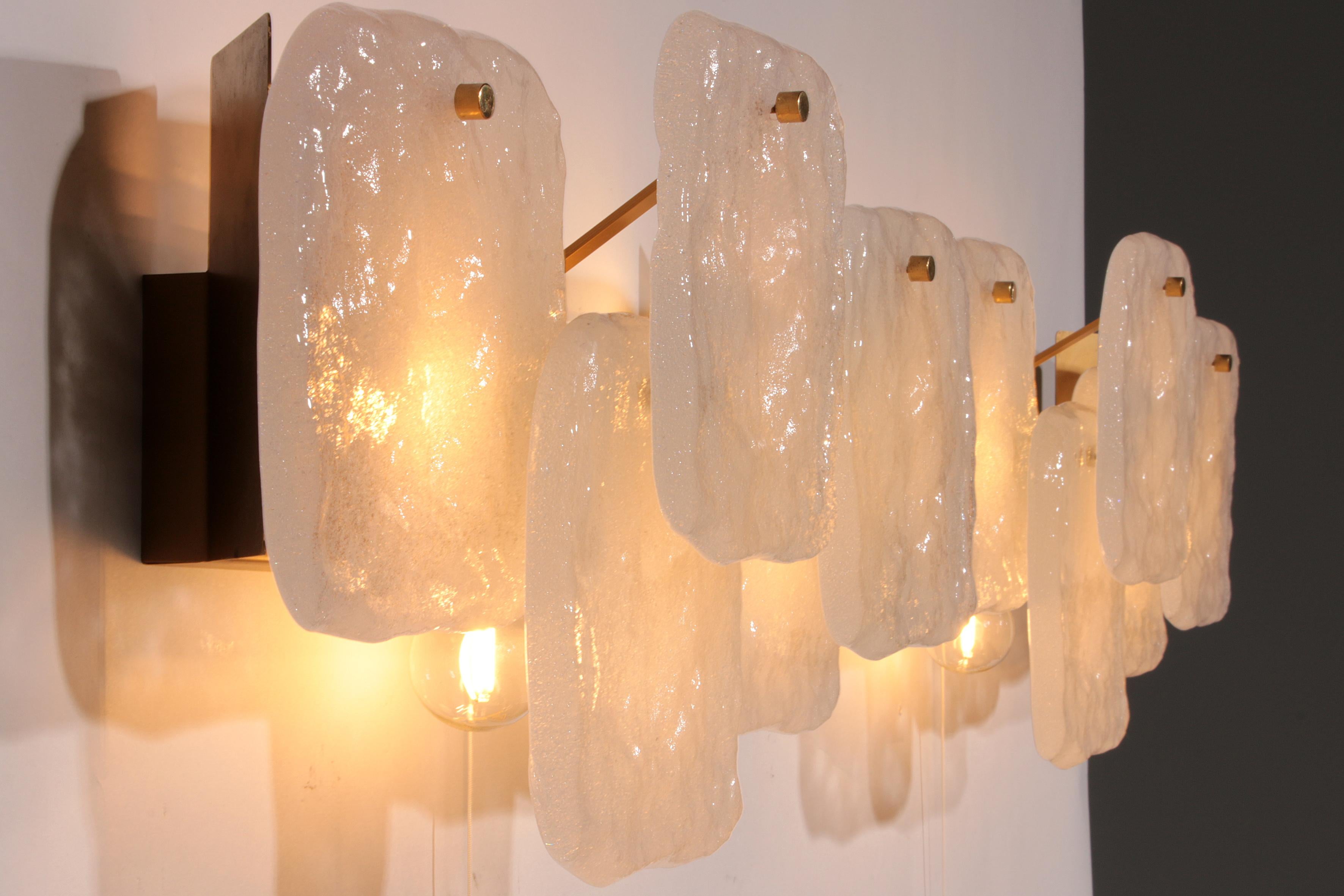 Elegance Midcentury Ice Glass Wall Sconces by J.T. Kalmar, Autriche (années 1960) en vente 2
