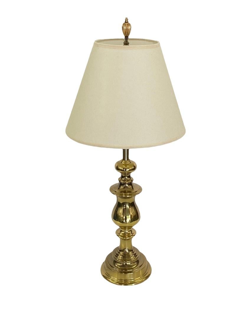 Elegant Mid-Century Modern Brass Table Lamp with Shade In Good Condition For Sale In Brooklyn, NY
