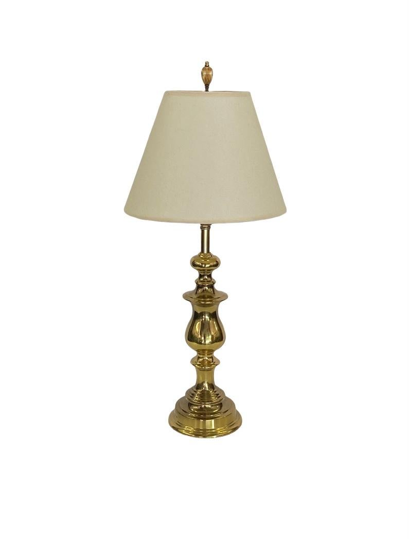 20th Century Elegant Mid-Century Modern Brass Table Lamp with Shade For Sale